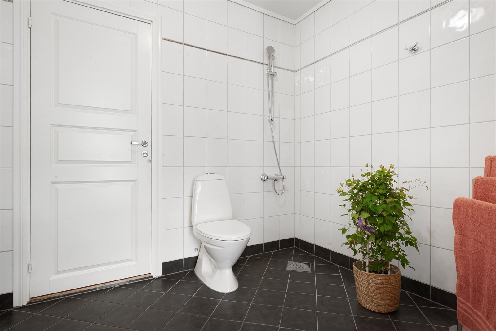 Badet er 5,5 kvm. Galleribilde