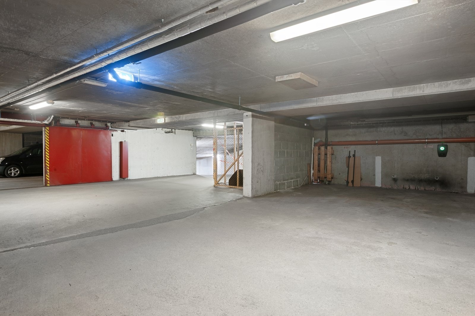 Fast garasjeplass med elbil-lader Galleribilde