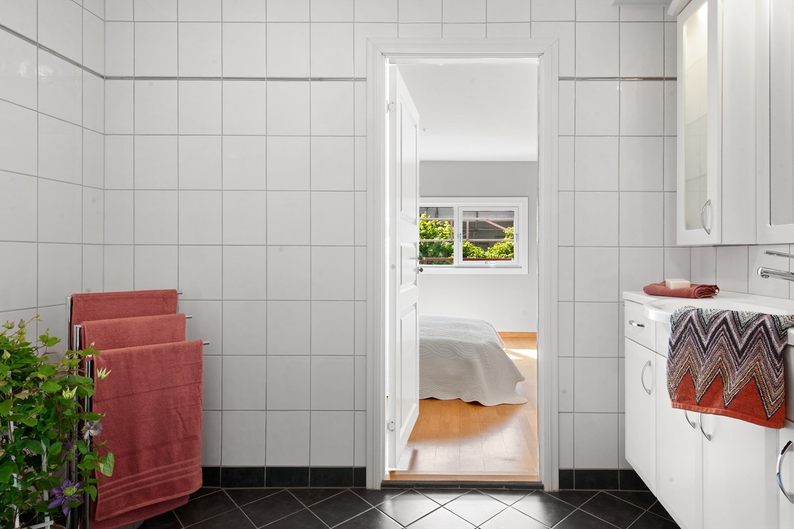 Adkomst til badet fra både hovedsoverom og fra mellomgangen Galleribilde