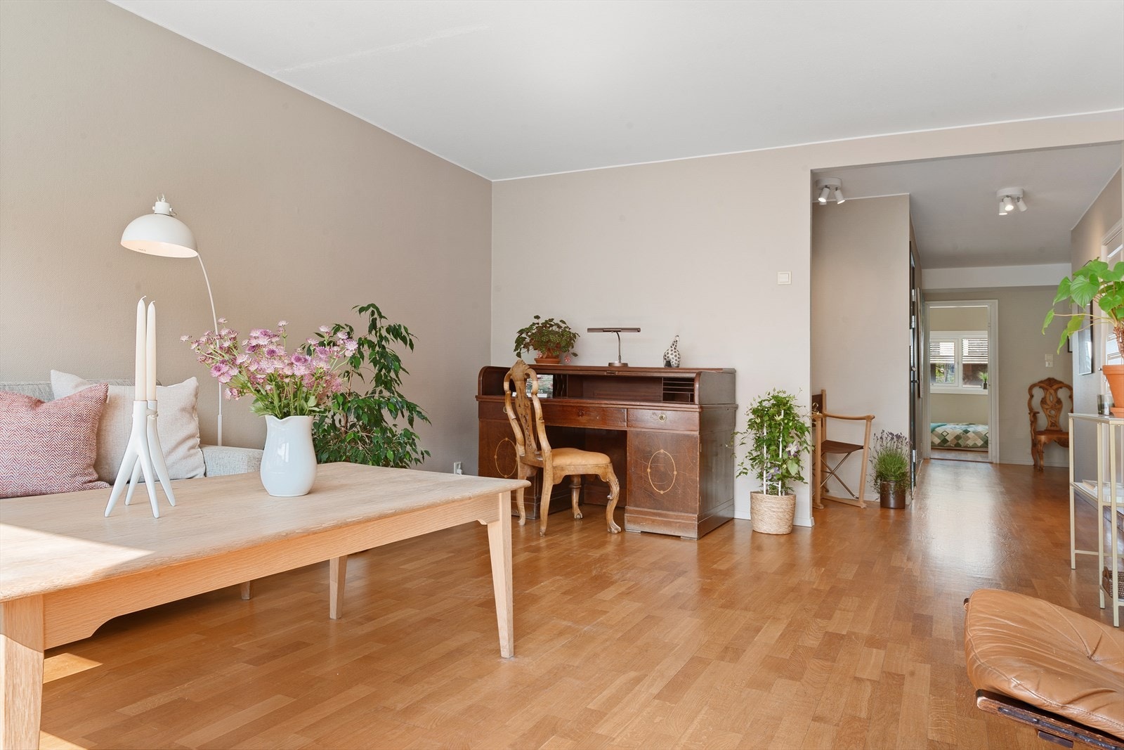 Åpent og luftig med stor mellomgang mot spisestue og kjøkken Galleribilde