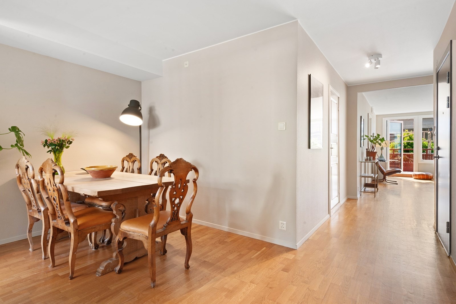 God plass til stort spisebord Galleribilde