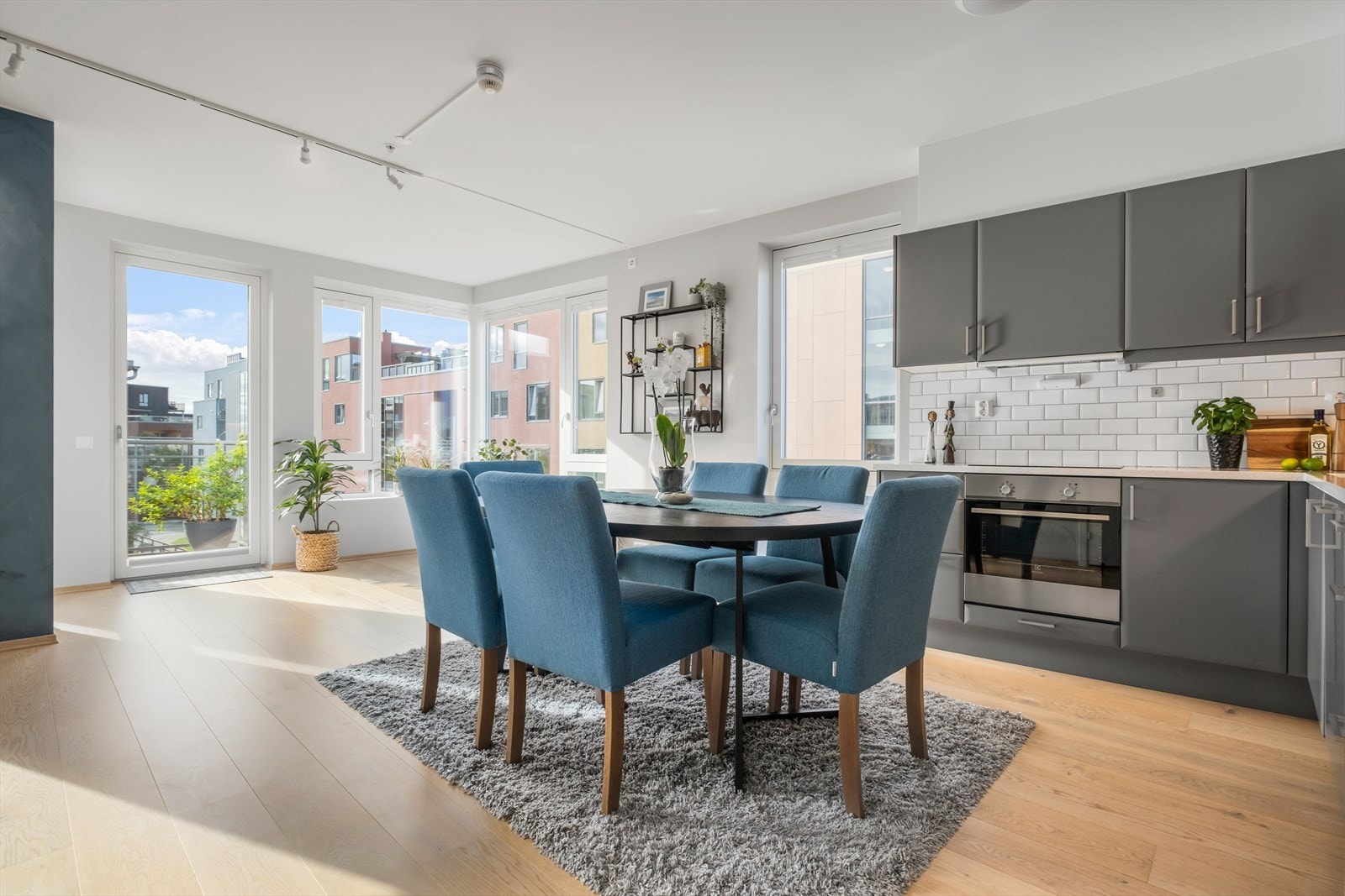 Velkommen til Ladeveien 22 - En stilren 3-roms topp- og endeleilighet med flott standard fra byggeår 2020 og sentral beliggenhet på Lilleby. Galleribilde