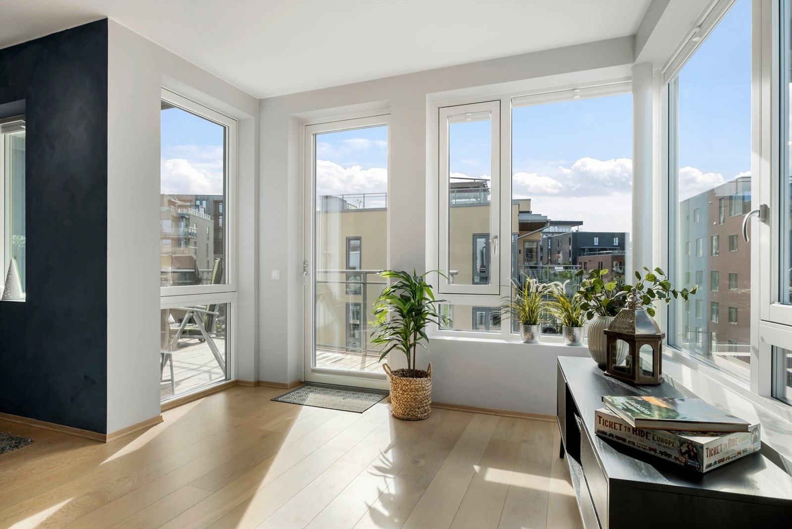 Leiligheten har en fantastisk endebeliggenhet med generøse vindusflater som bidrar til naturlig belysning. Galleribilde