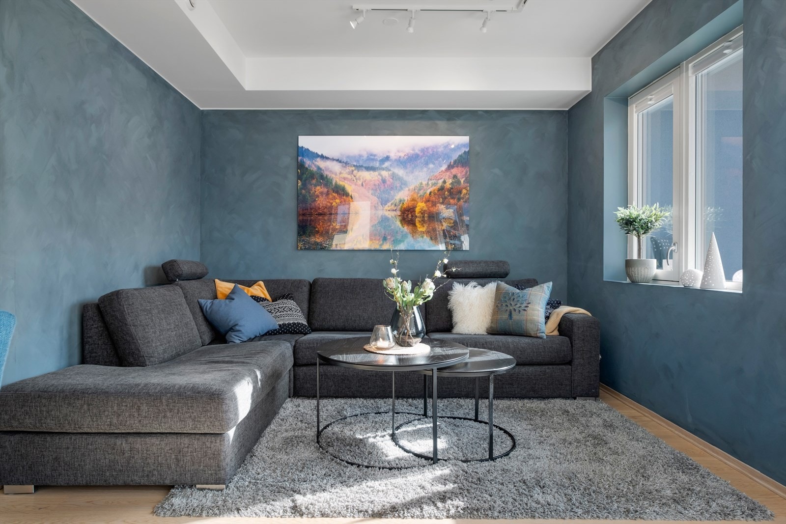 Her får du gjennomgående moderne farge- og materialvalg som gjennomgående flott 1-stavs eikeparkett og lekre beige fliser på bad. Galleribilde