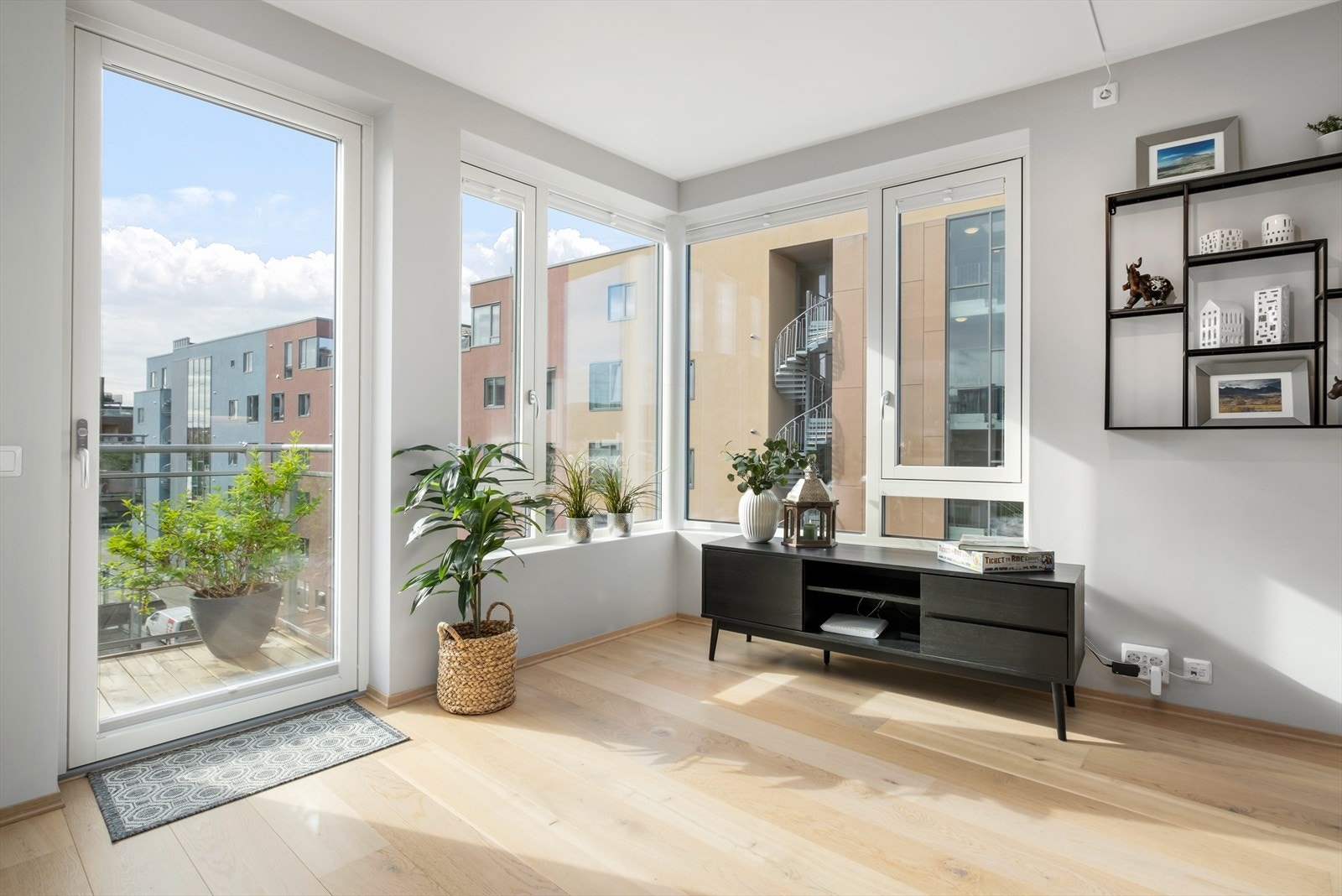 Det medfølger egen fast p-plass med opplegg for ladeanlegg/ladeboks for el-bil i oppvarmet p-kjeller. Galleribilde