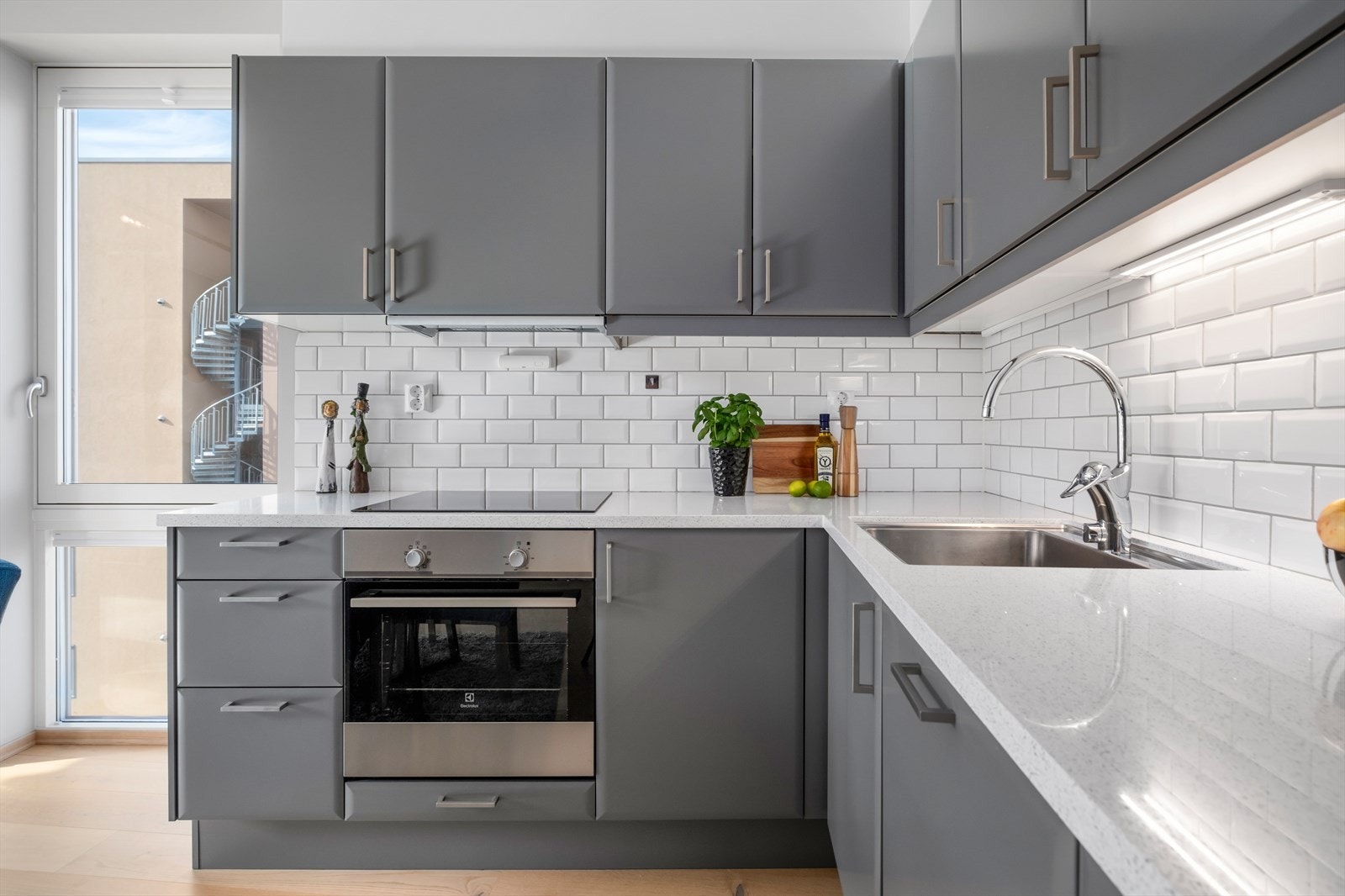 Kjøkkenet byr på integrerte hvitevarer som platetopp, stekeovn, oppvaskmaskin og kombiskap. Benkeplate i stein gir kjøkkenet et løft! Galleribilde