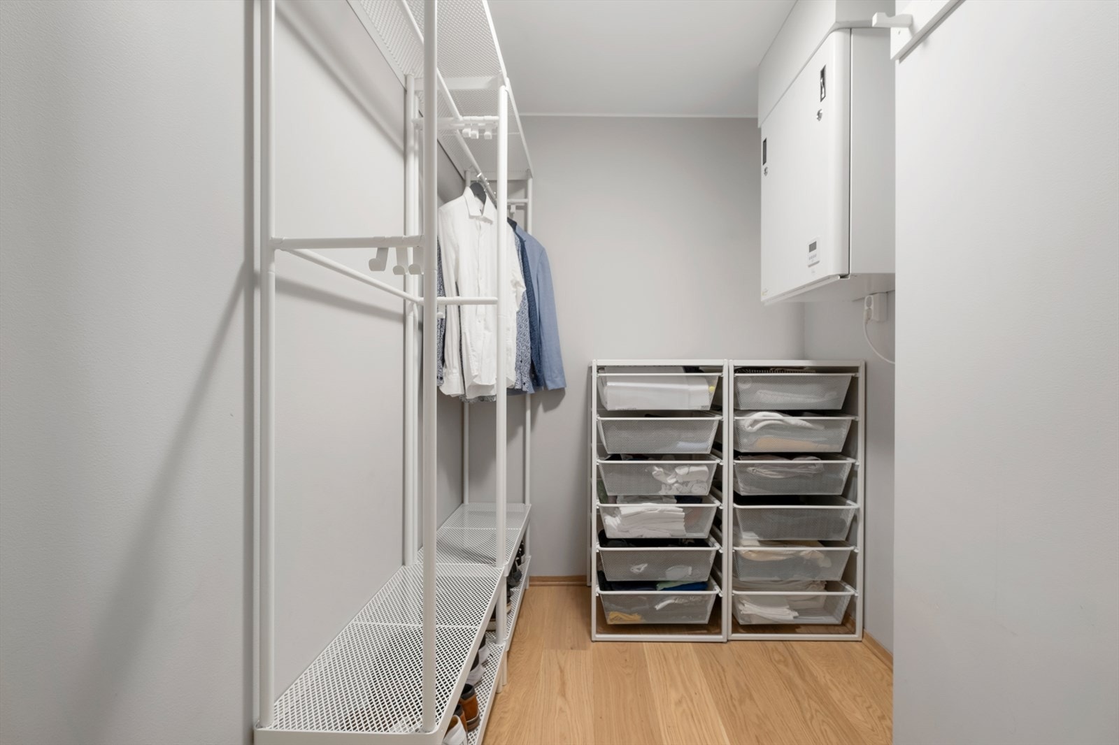 Den innvendige boden ligger i tilknytning til entré på 3,2m², og bidrar til en praktisk løsning til oppbevaring av sko og yttertøy. Galleribilde