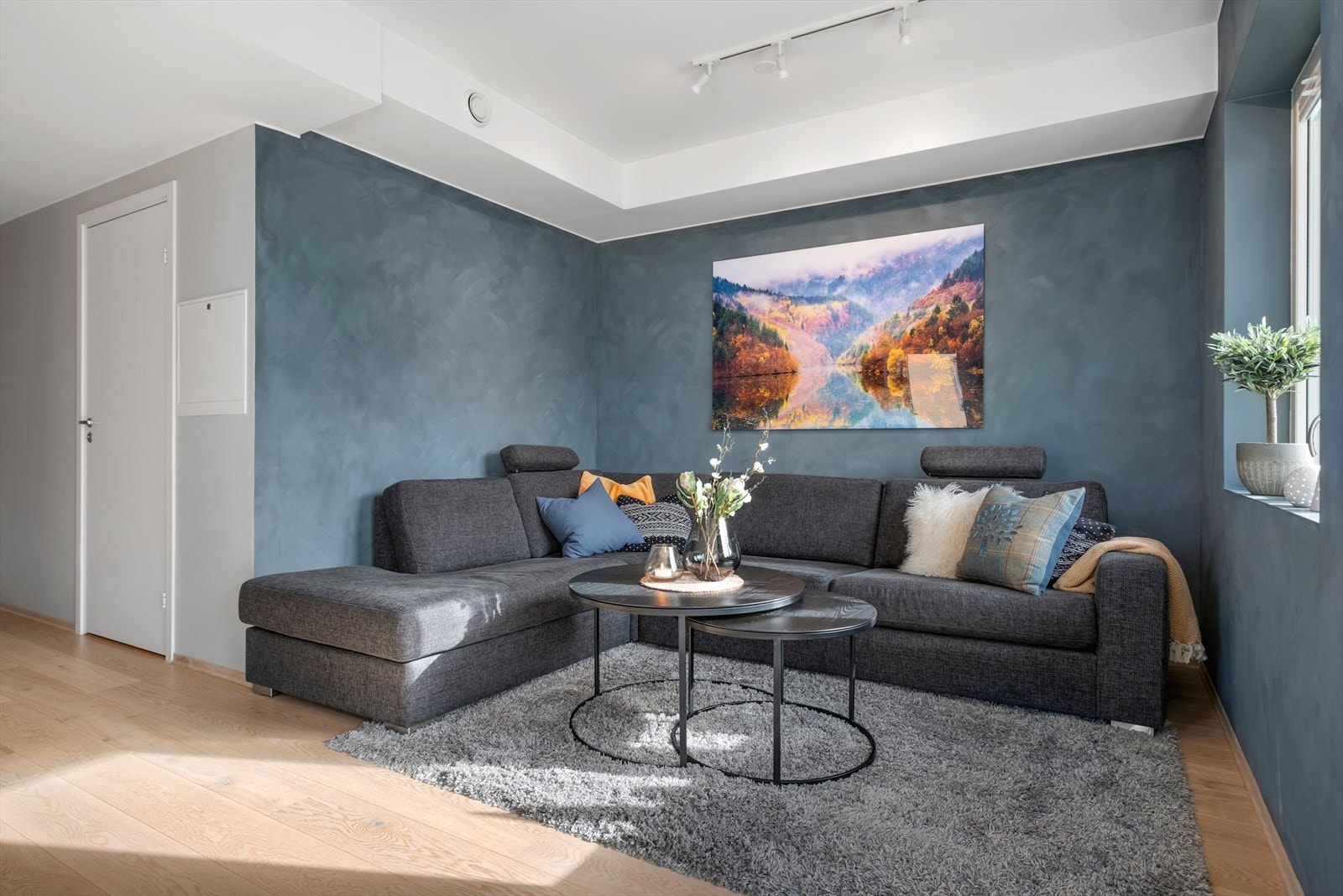 Den åpne løsningen mellom stue og kjøkken er på 30,5m². Det har tidligere vært soverom i denne delen, dersom det er behov for ett ekstra kan lettvegg settes opp. Galleribilde