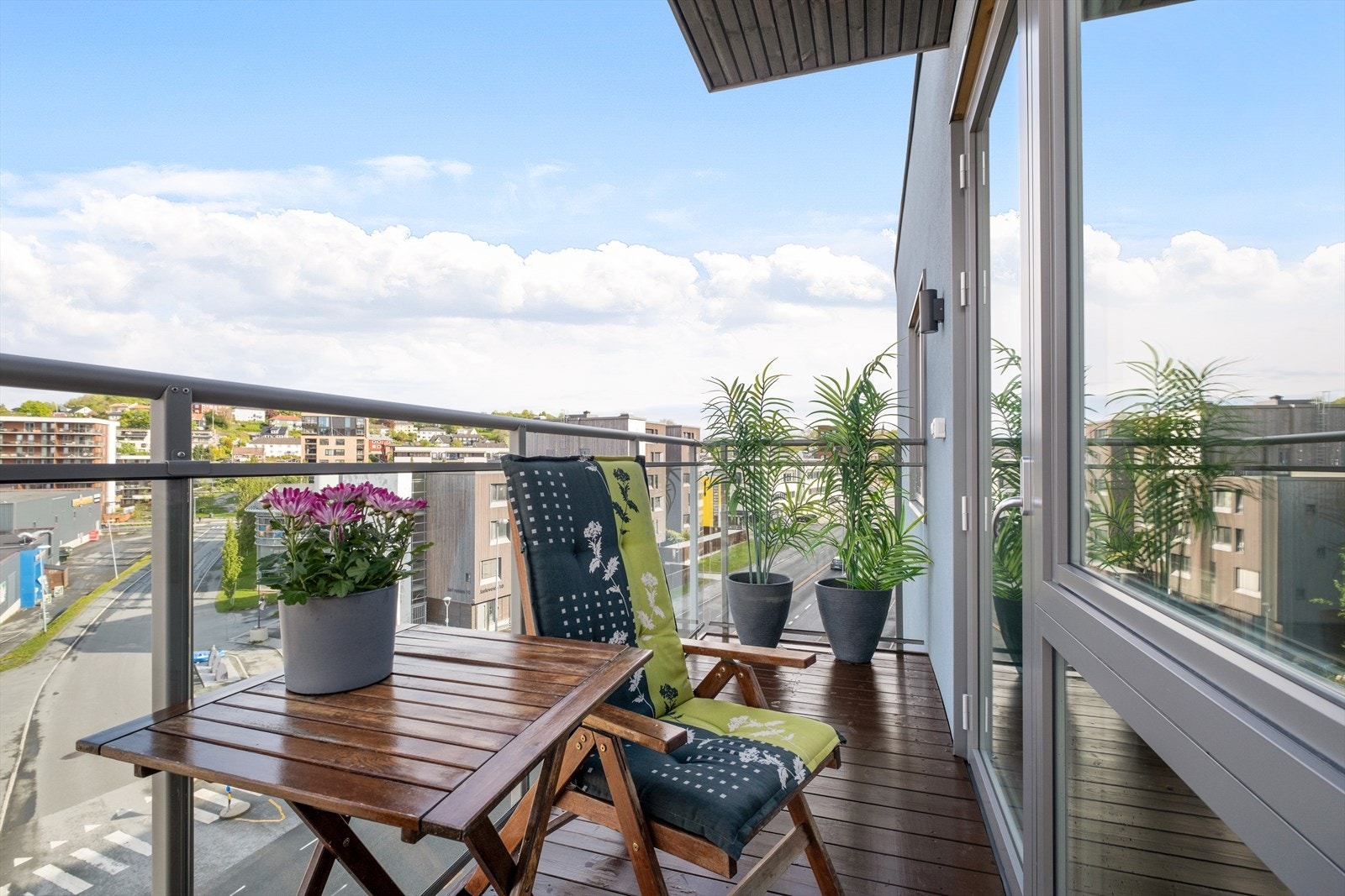 Balkongene ligger praktisk til på hver sin side av leiligheten som gjør at du kan flytte deg etter sola Galleribilde