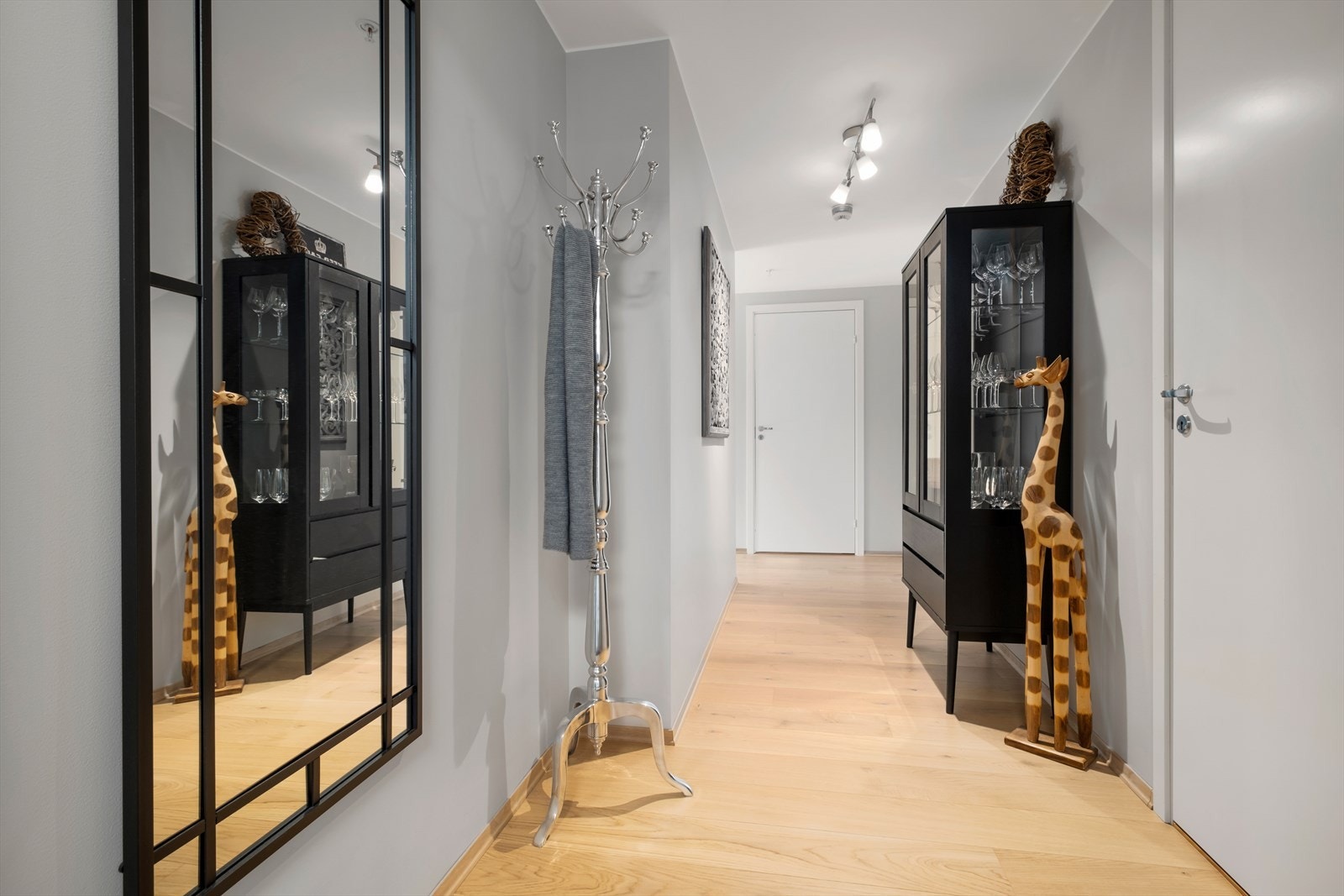 Entréen er på 9,5m² med gode muligheter for møblering og oppbevaring etter eget ønske. Galleribilde