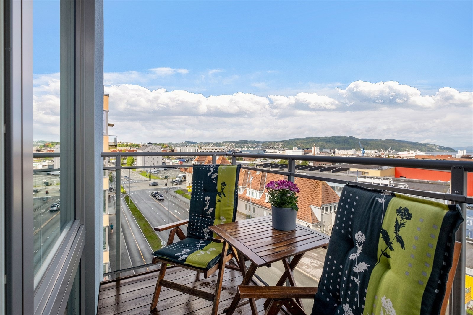 Balkongen er vestvendt på 5m² med fine sol- og utsiktsforhold. Galleribilde