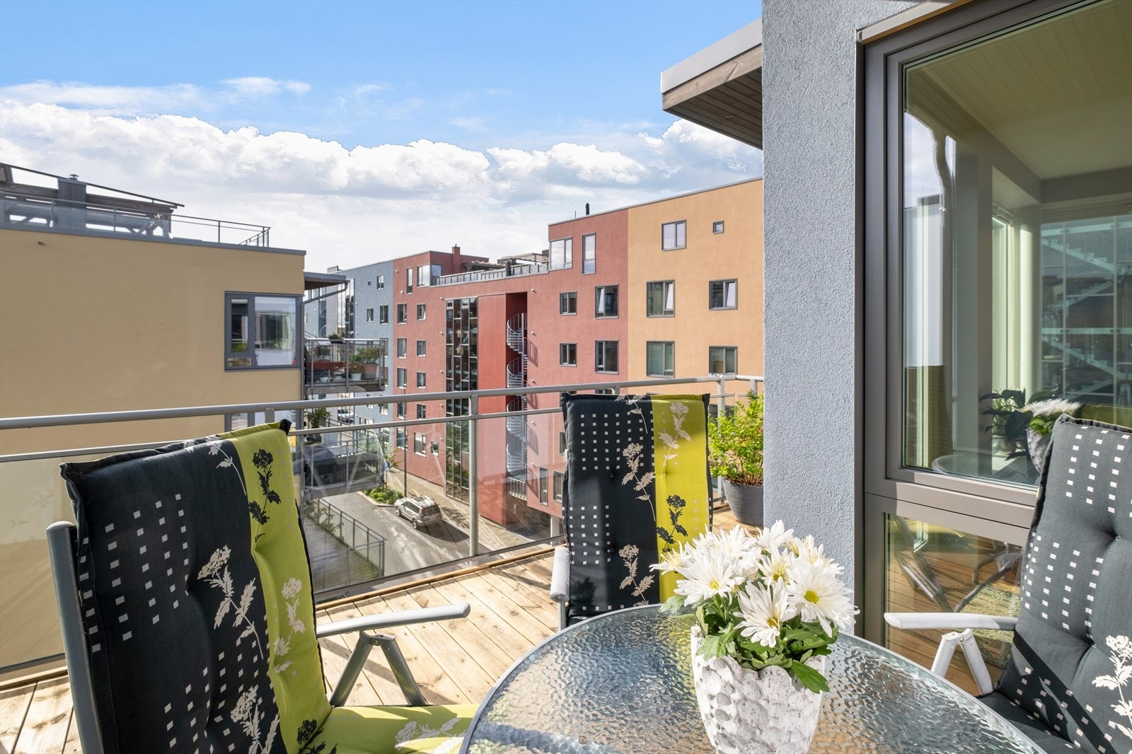 Fra stuen får du utgang til største balkongen på flotte 10m². Her får du godt med plass til ønsket møblering. Galleribilde