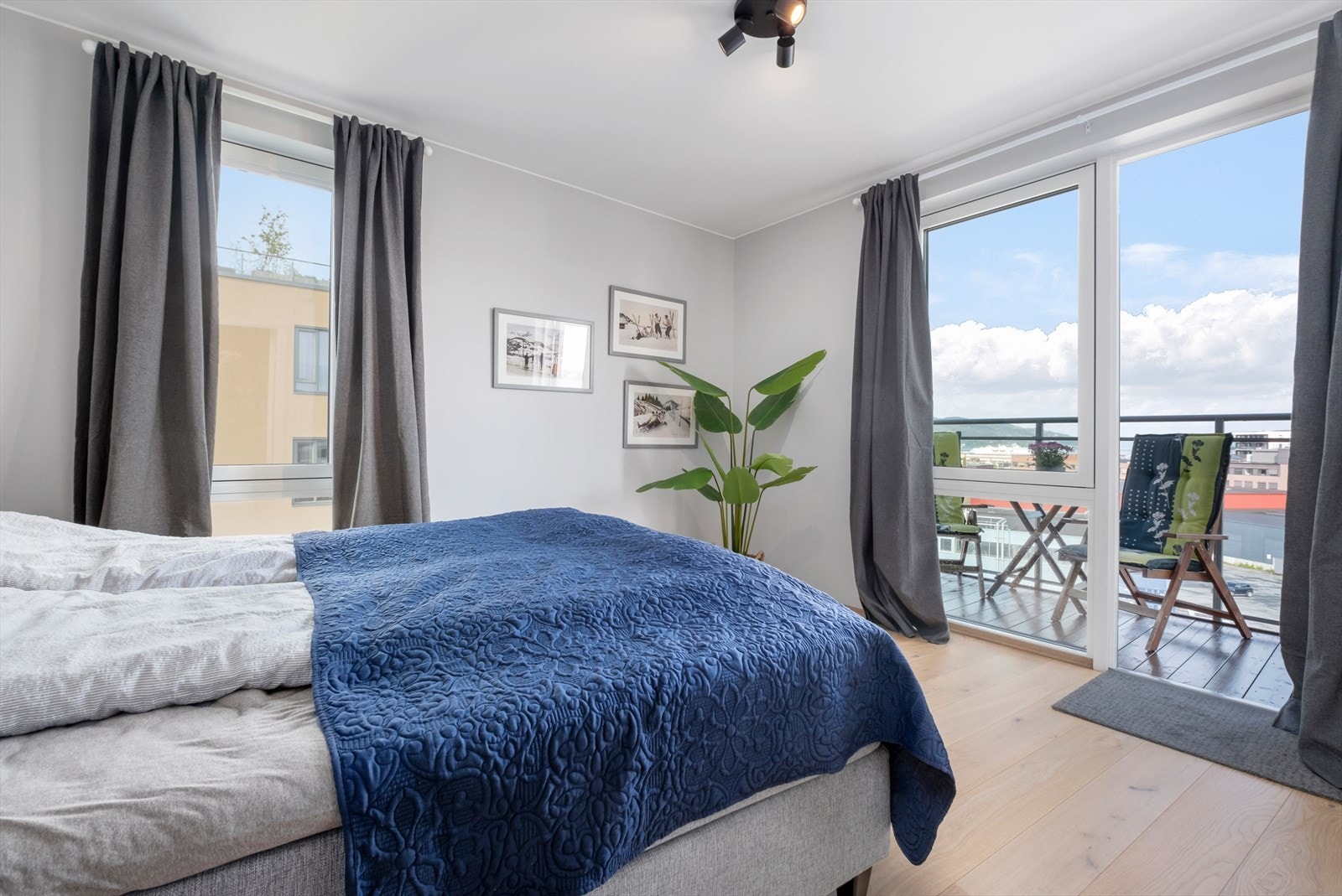 Hovedsoverommet byr på utgang til egen flott balkong og gode møbleringsmuligheter for garderobe og tilhørende møblering. Galleribilde