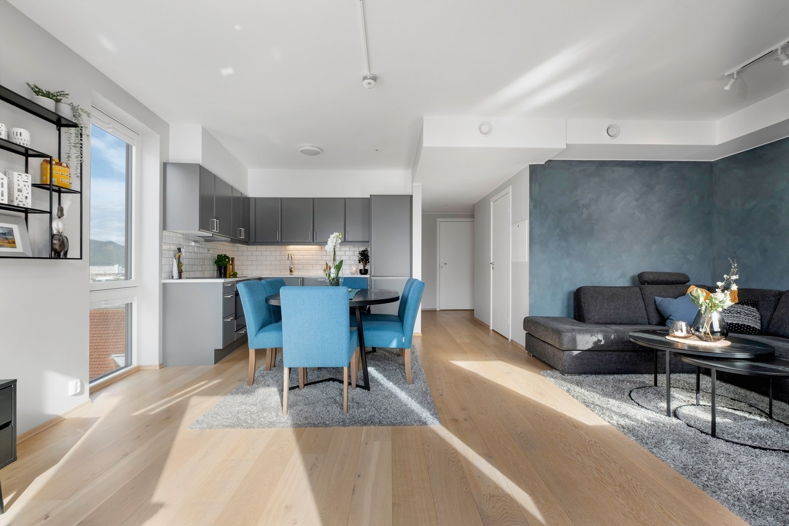 Leiligheten er på totalt 71m² og byr på åpen løsning mellom stue og kjøkken, 2 flotte soverom av god størrelse, et pent flislagt bad, innvendig bod og 2 balkonger. Galleribilde