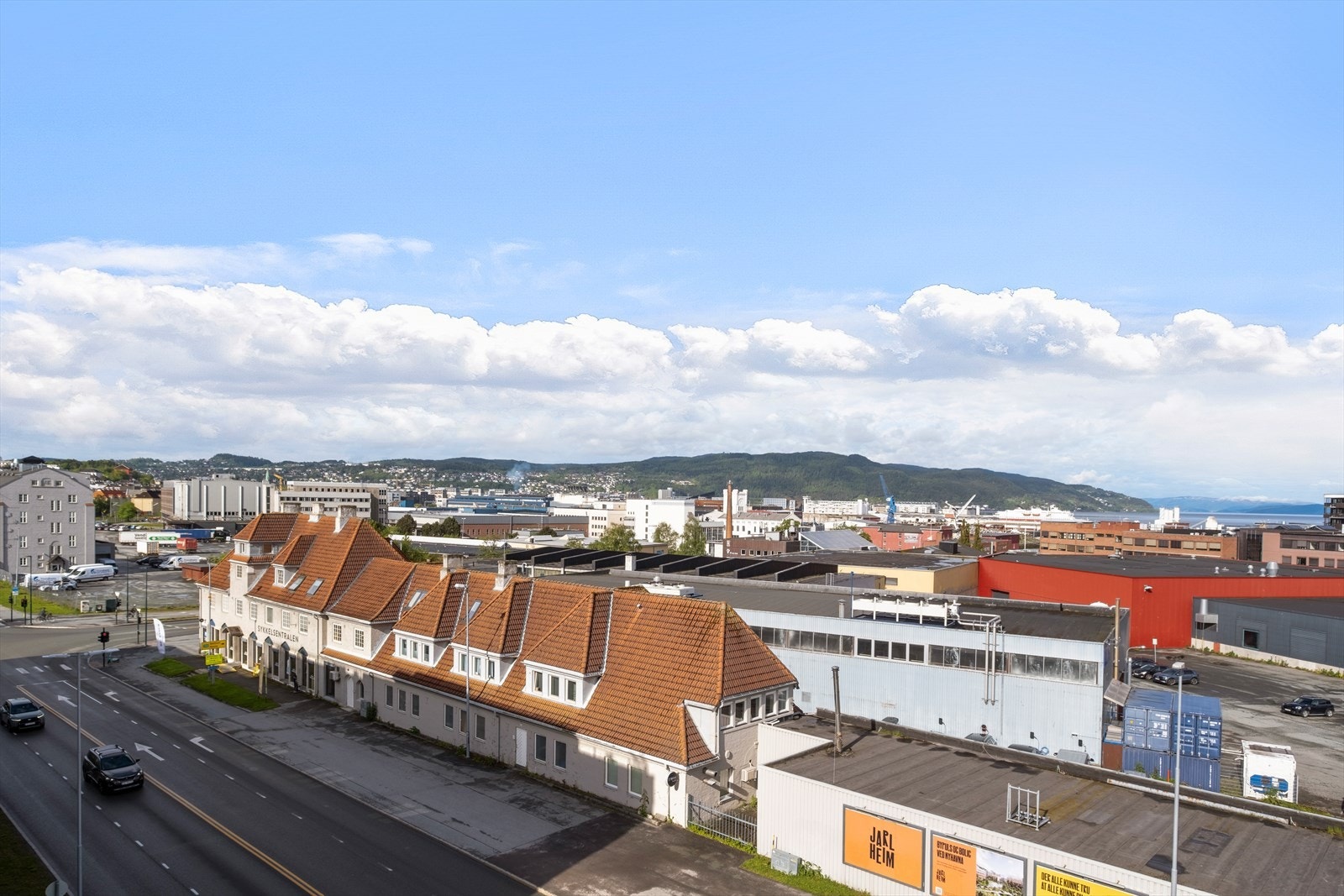 Fra balkongen har du utsikt mot sentrum, Trondheimsfjorden og omgivelsene. Det er ingen leilighet i etasjen over, kun takterrasse. Galleribilde