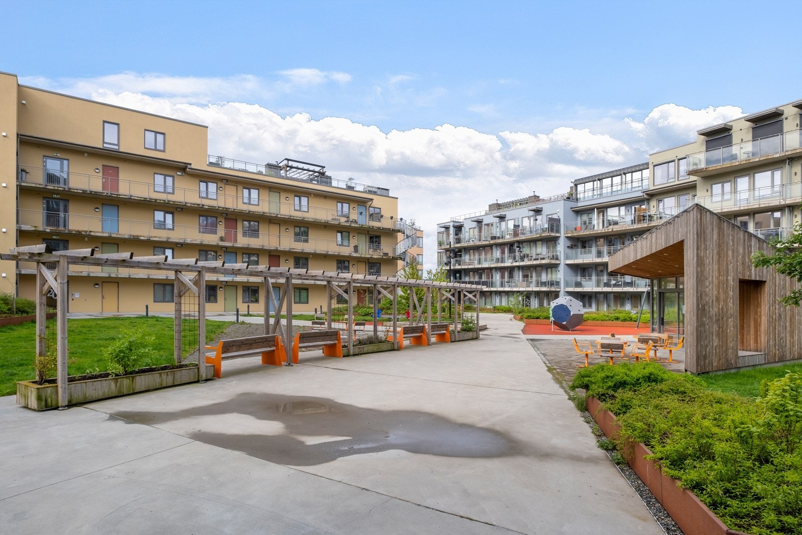 Området byr på offentlig kommunikasjon i form av buss og tog. Nærmeste bussholdeplass ligger ca. 50 meter fra boligen, og med bil tar det ca. 6 min til Solsiden, 10 min til Midtbyen og 9 min til Tunga. Galleribilde