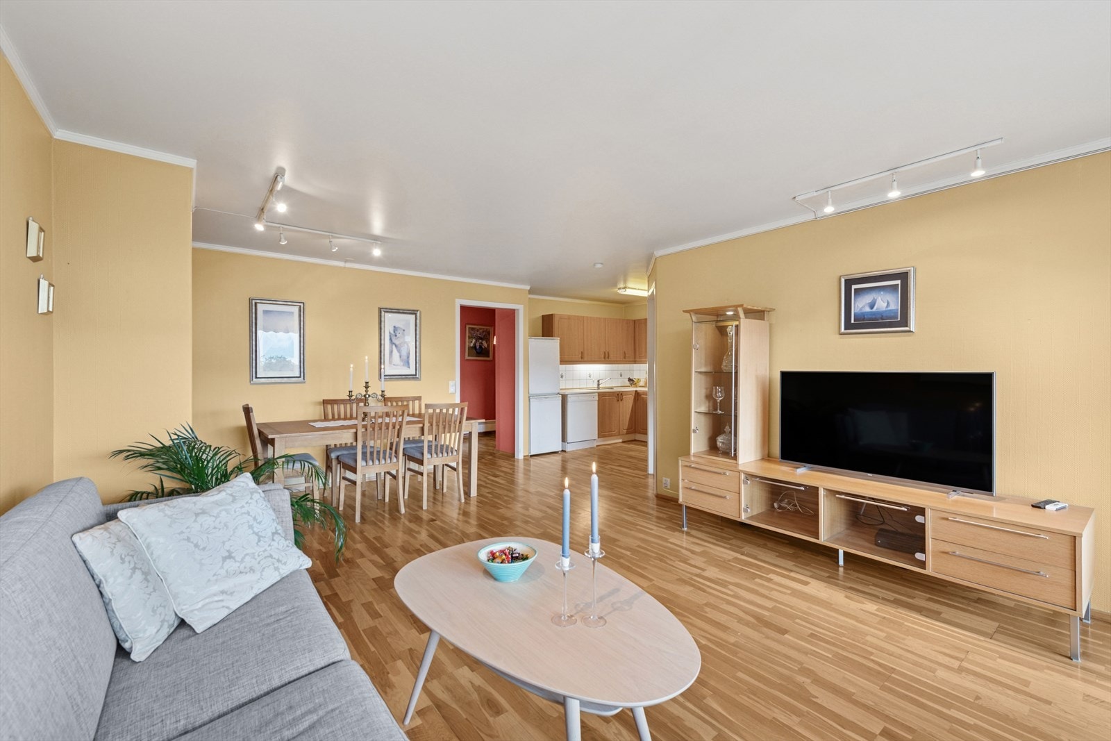 God plass til sofagruppe og spisebord. Galleribilde