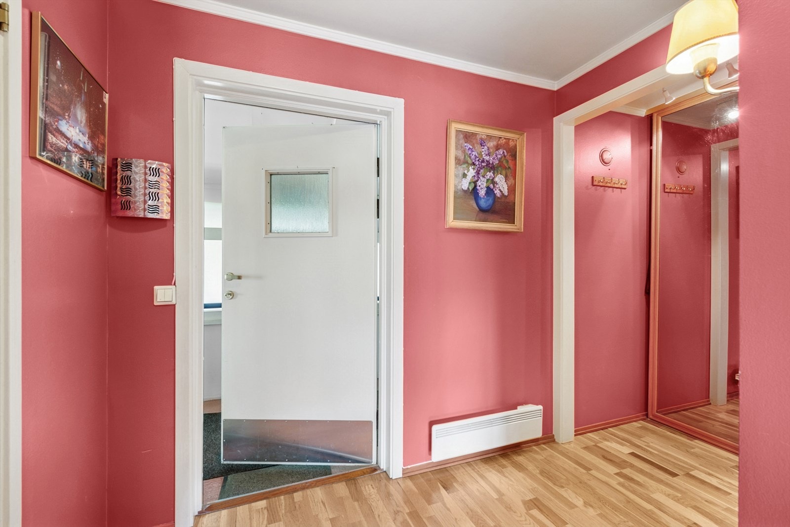 Det første du møter når du kommer inn er en entré/gang med plass til sko og yttertøy i en praktisk skyvedørsgarderobe. Galleribilde