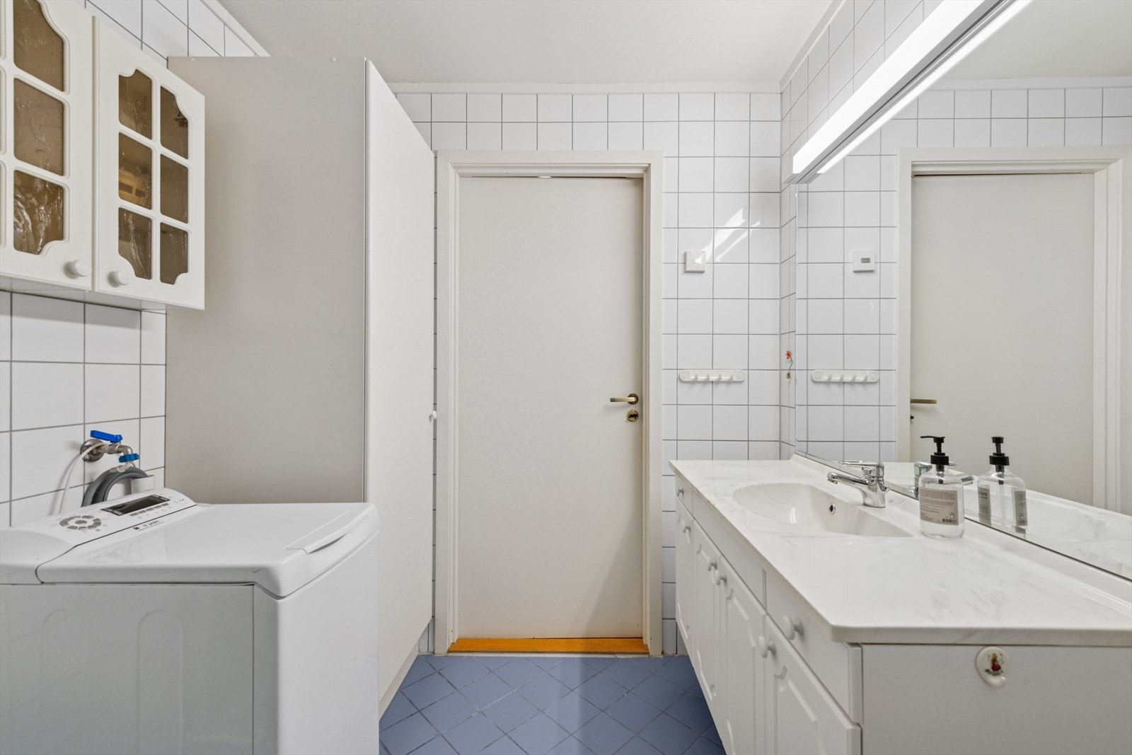 Bad med fliser på vegger og gulv med gulvvarme. Galleribilde