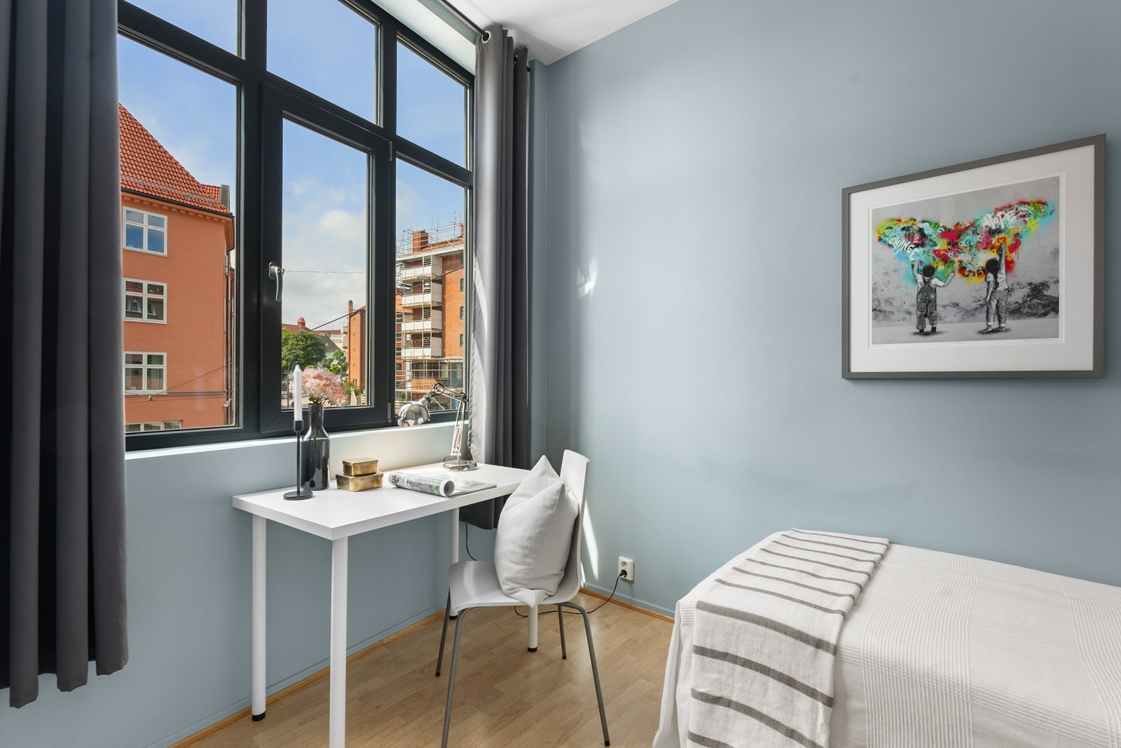 Leiligheten har i dag 3 soverom, men kan enkelt tilbakeføres til 2 soverom med større stue/kjøkken Galleribilde