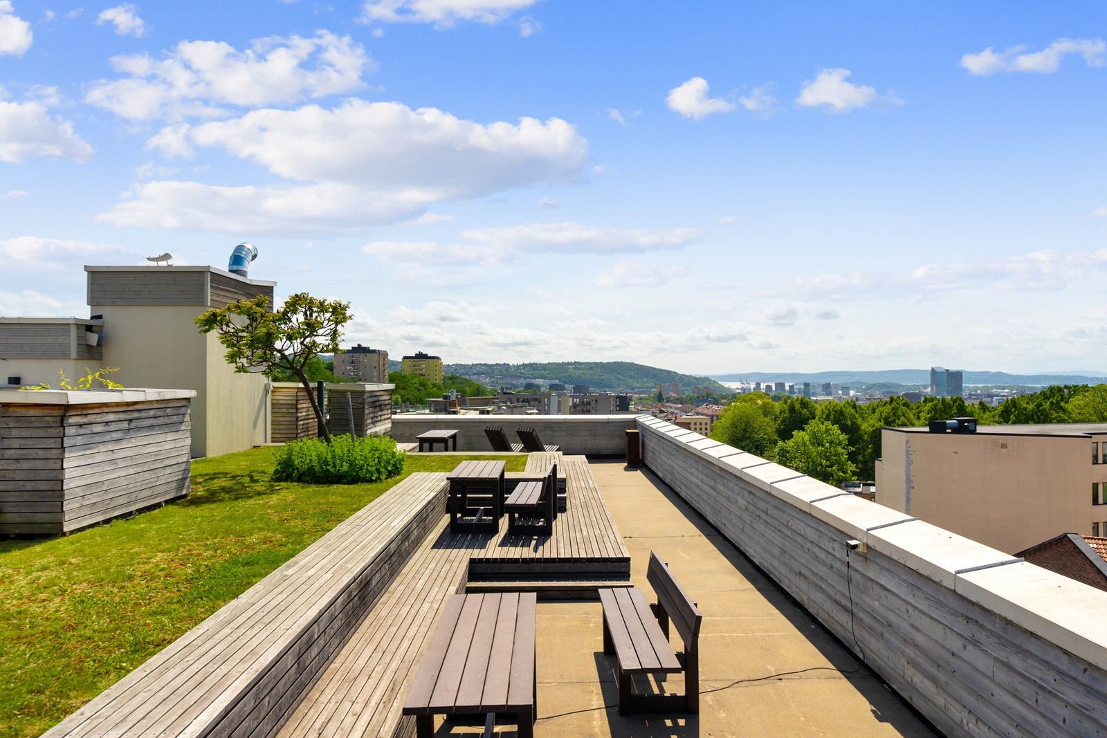 Sameiet har to store felles takterrasser med sol fra morgen til kveld, mange sittegrupper og felles grill Galleribilde