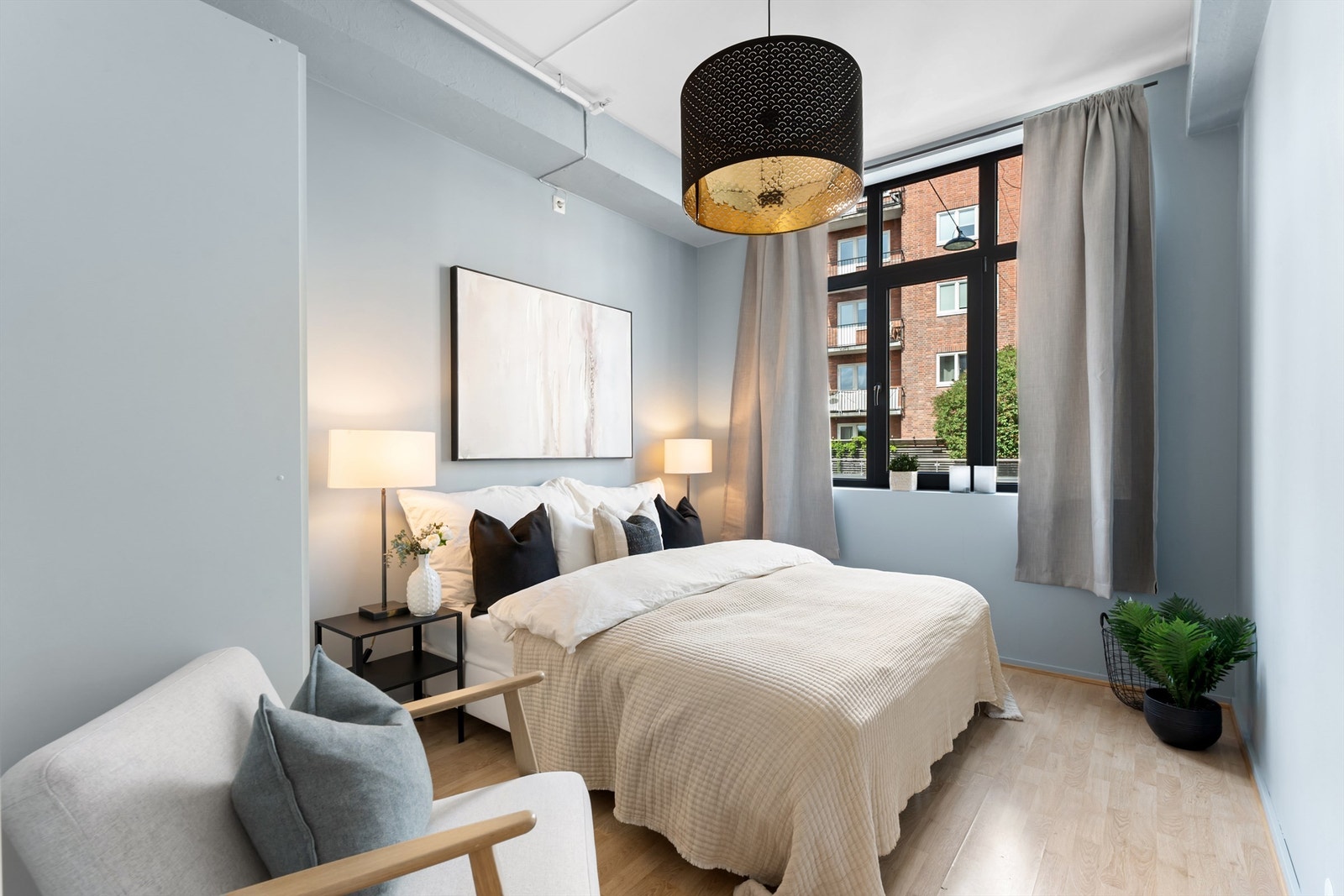 Hovedsoverommet er på ca. 11 kvm med god plass til dobbeltseng og stor garderobe Galleribilde