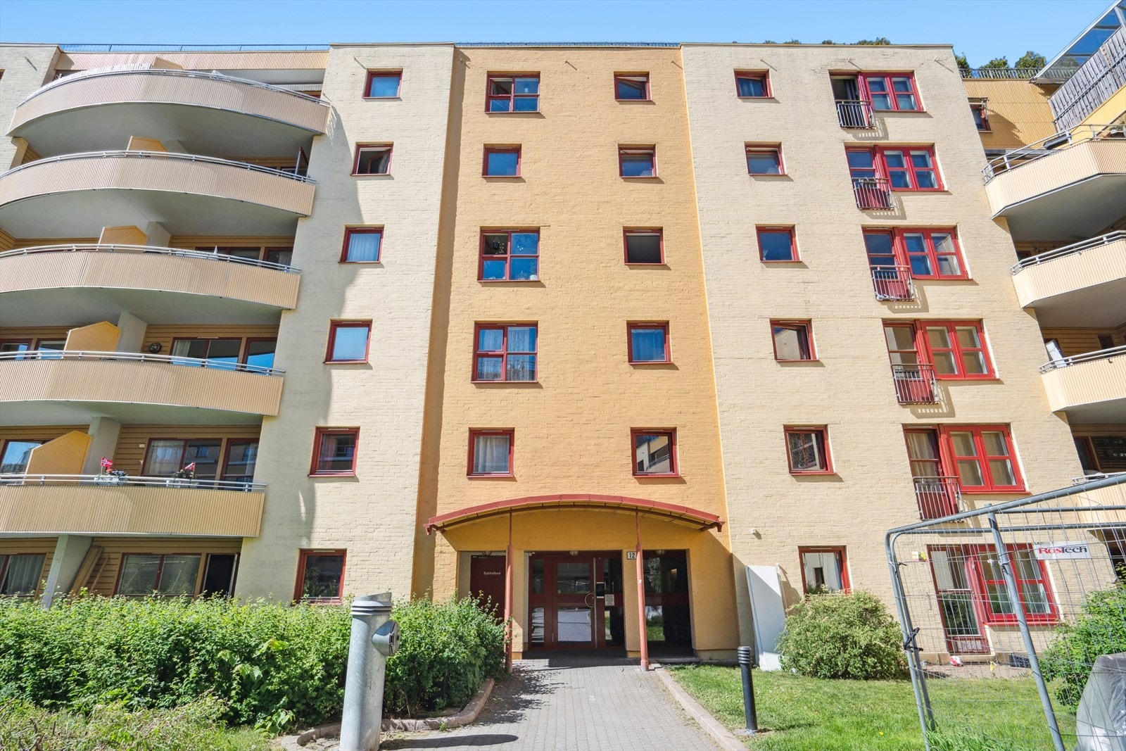 Vinduer og balkongdører skal byttes ut og fasaden skal pusses opp i mer moderne farger. Antatt ferdigstillelse i denne oppgangen er den 07. november 2025. Galleribilde