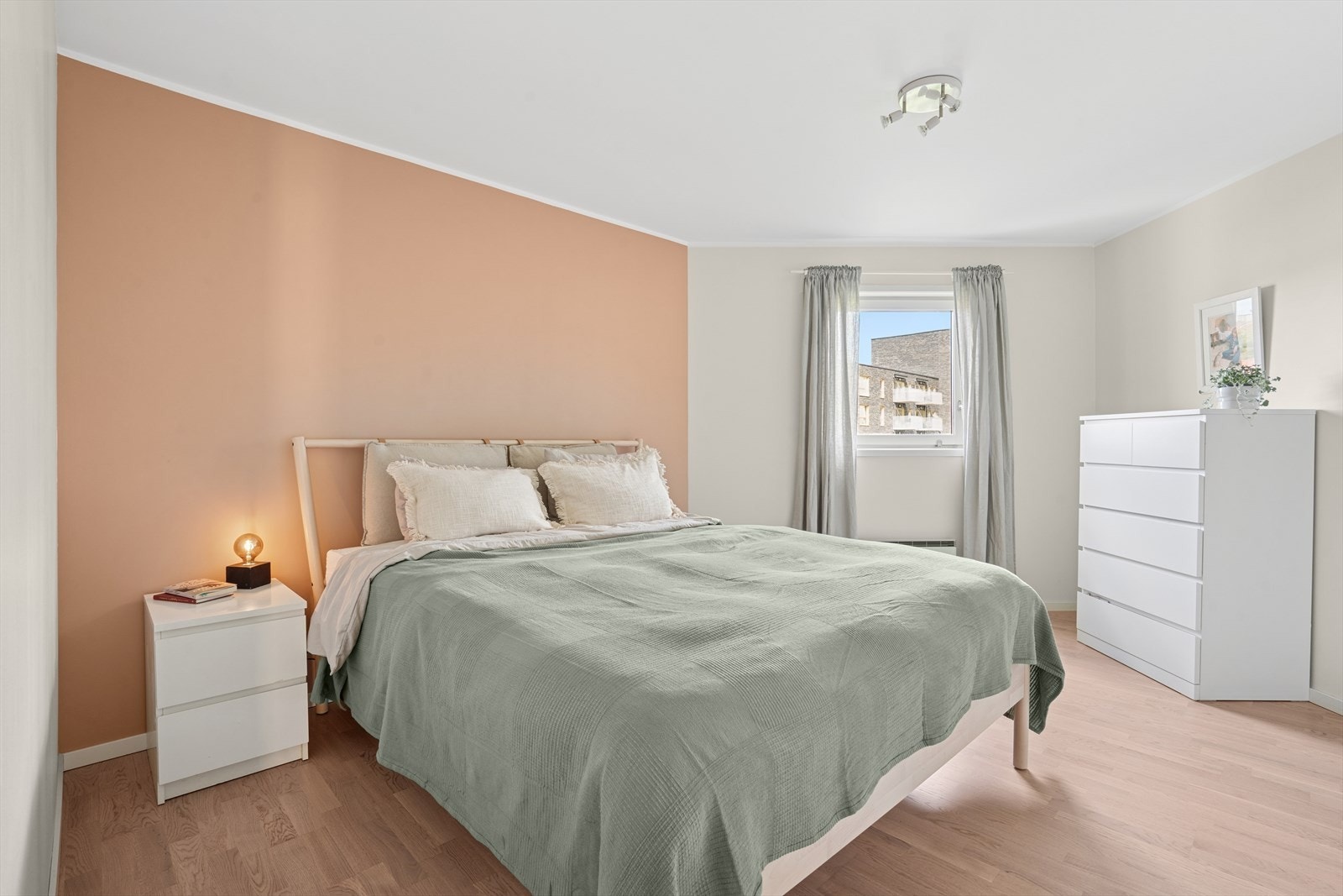 Leiligheten har to lyse og luftige soverom. Her på hovedsoverommet er det god plass til kommodeløsning. Galleribilde