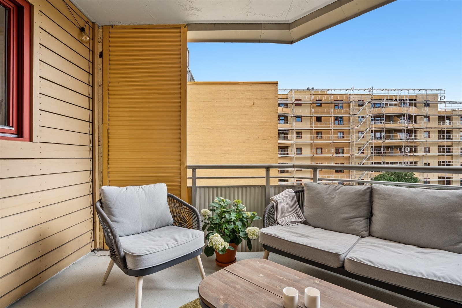 Fra stuen er det utgang til denne hyggelige balkongen. Det er tillatt med gass - og elektrisk grill. Vinduer skal byttes og fasader skal pusses opp i løpet av høsten 2025. Galleribilde