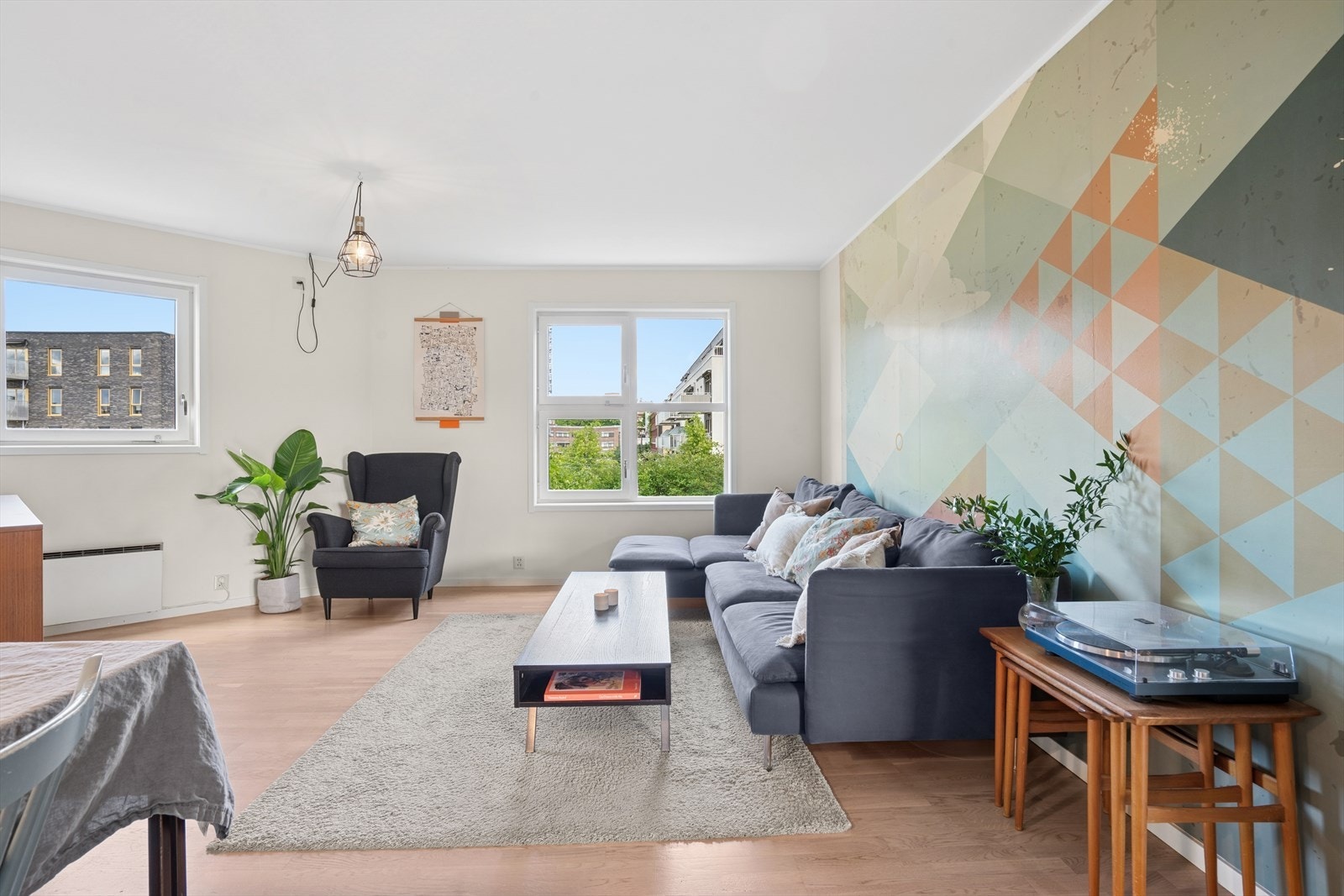 Stuen er av god størrelse med god plass til sofagruppe og et stort spisebord. Galleribilde