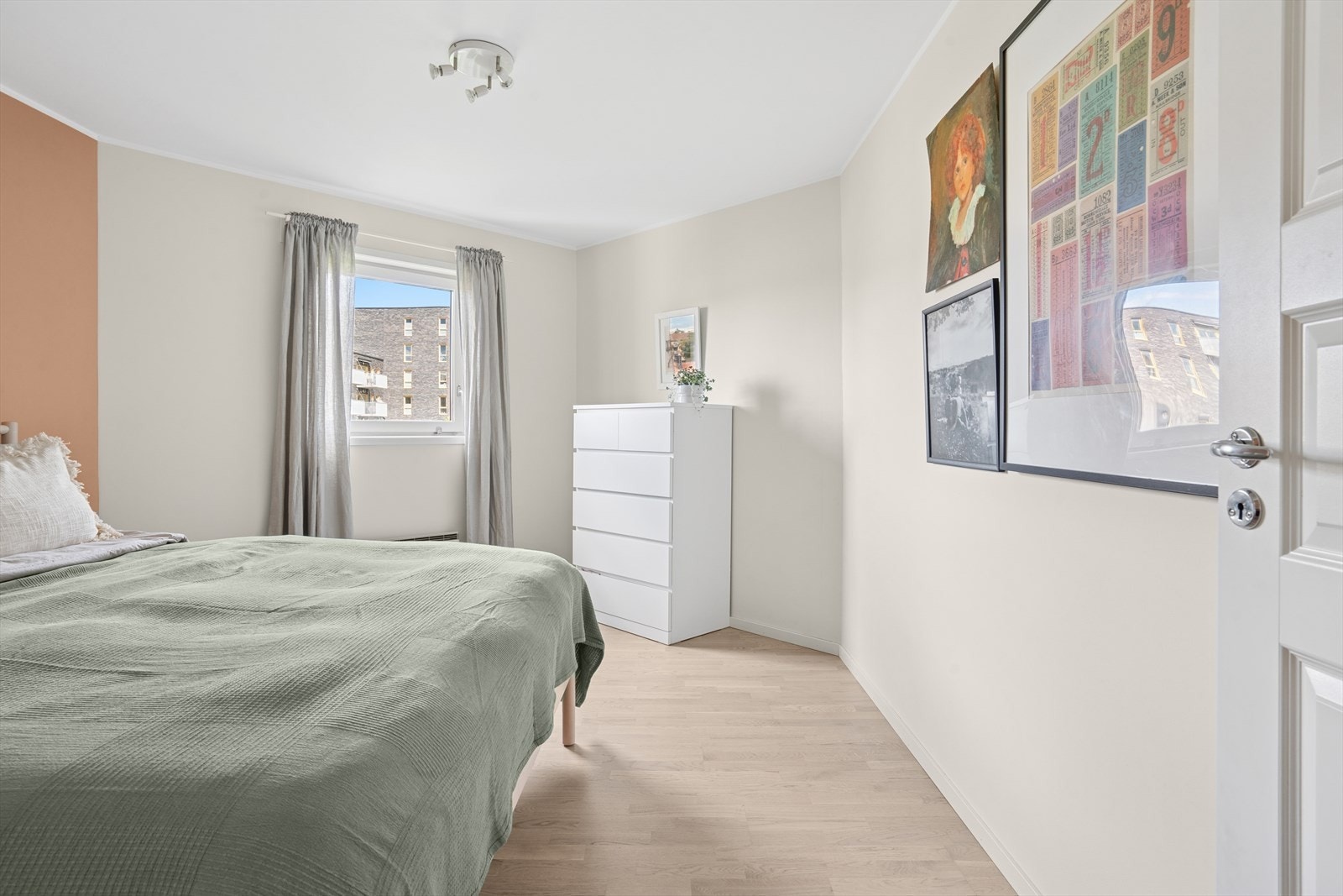 Hovedsoverommet har god plass til stor seng og garderobeskap Galleribilde