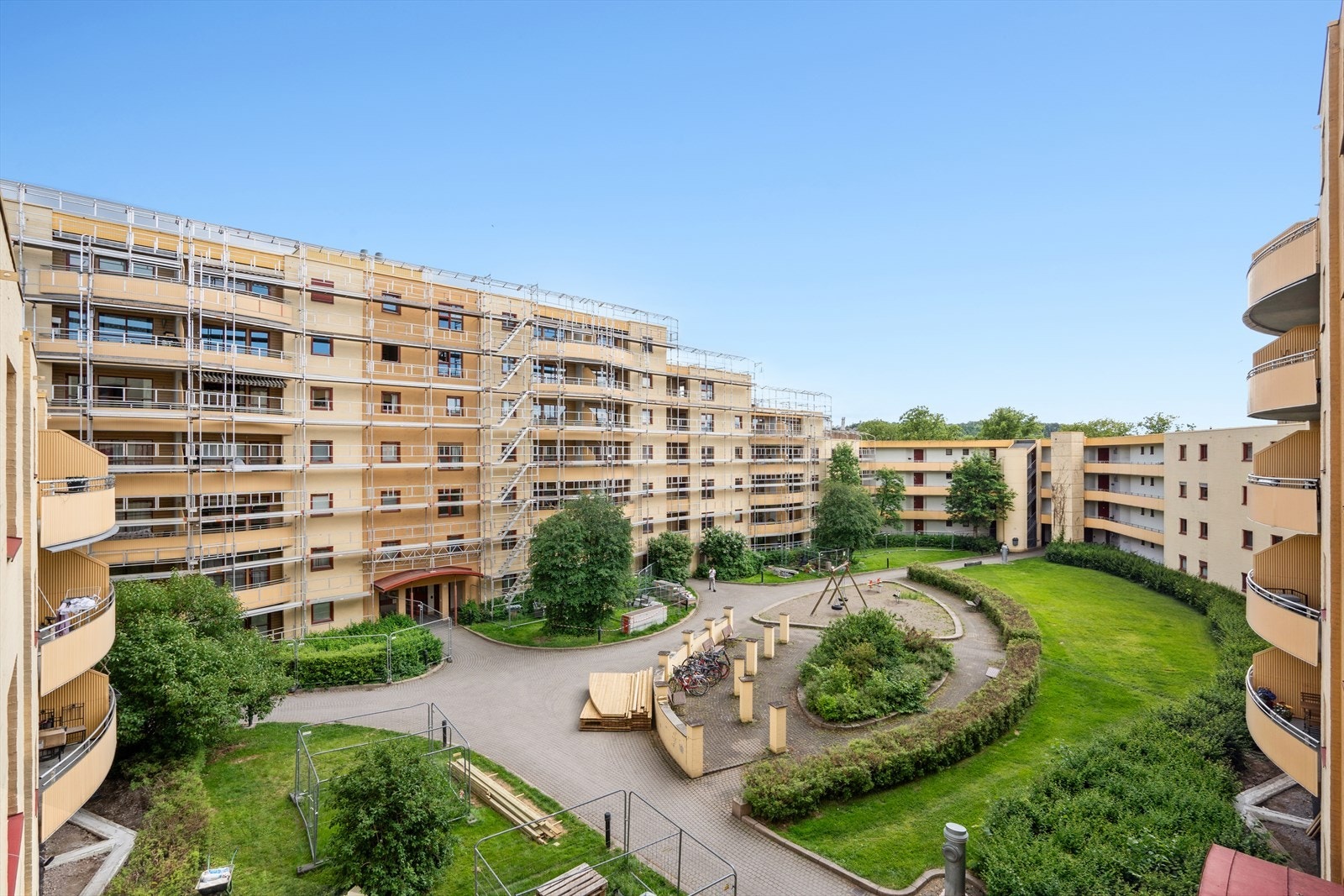 Her sitter man usjenert til og kan nyte utsikten mot den pent opparbeidede bakgården. Galleribilde