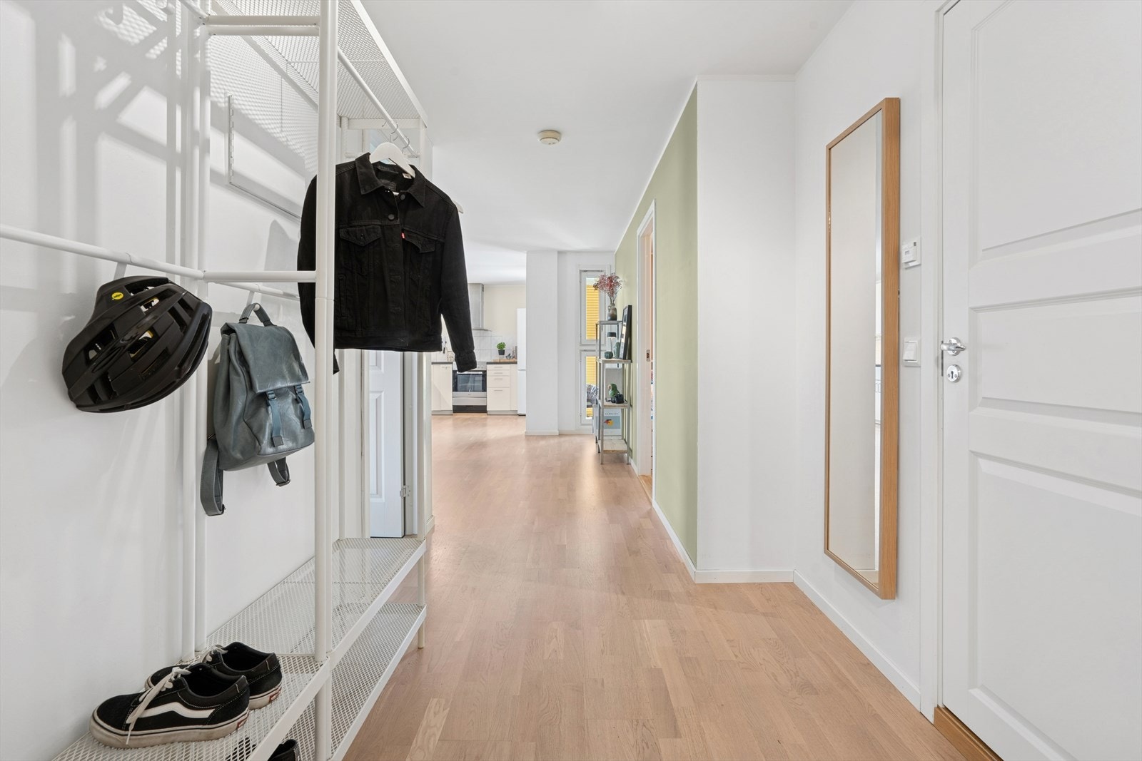 Entré / gang med god plass til å henge fra seg yttertøyet. Galleribilde