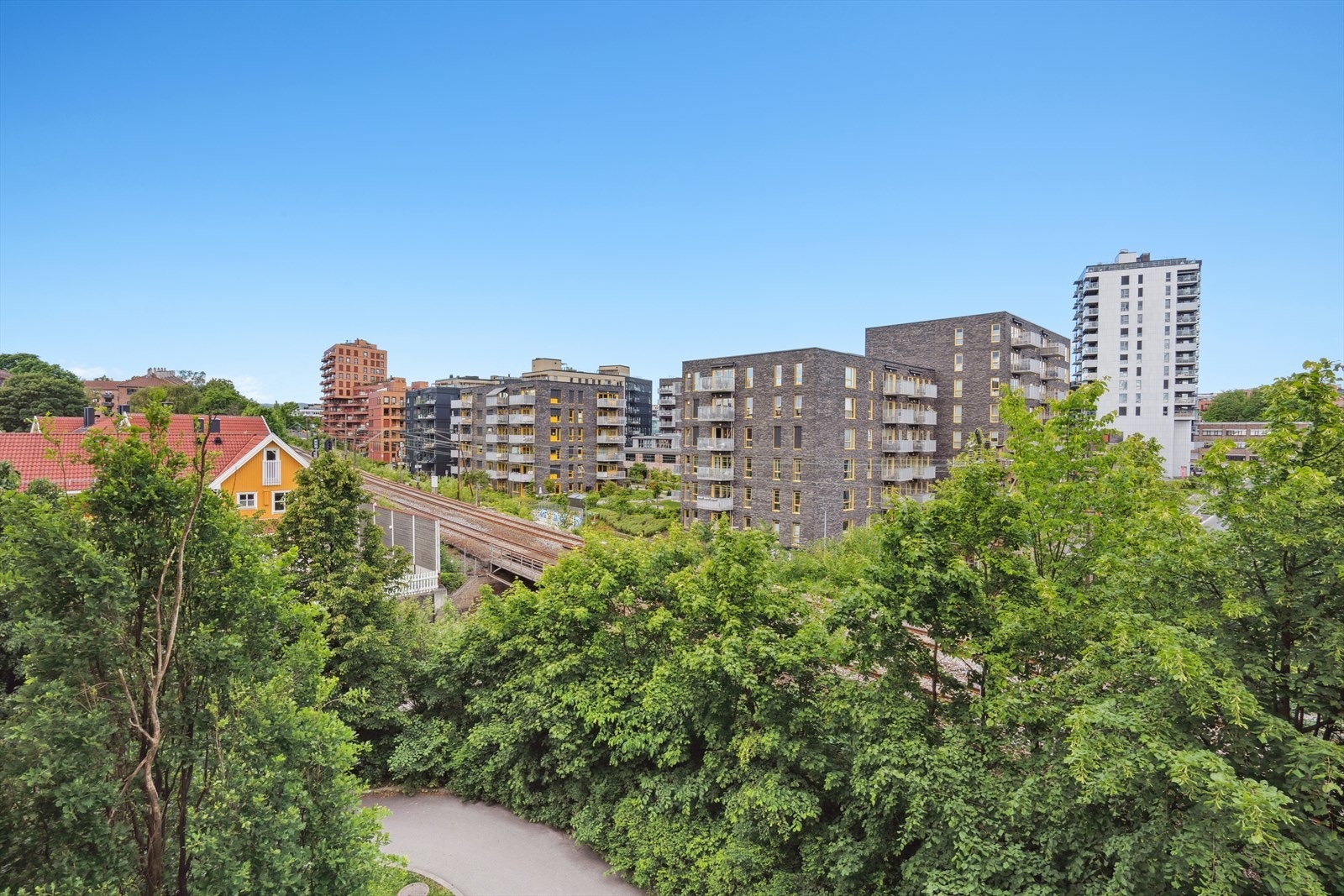 Ingen innsyn men fint utsyn mot de nye blokkene på Ensjø, fra stuen. Galleribilde