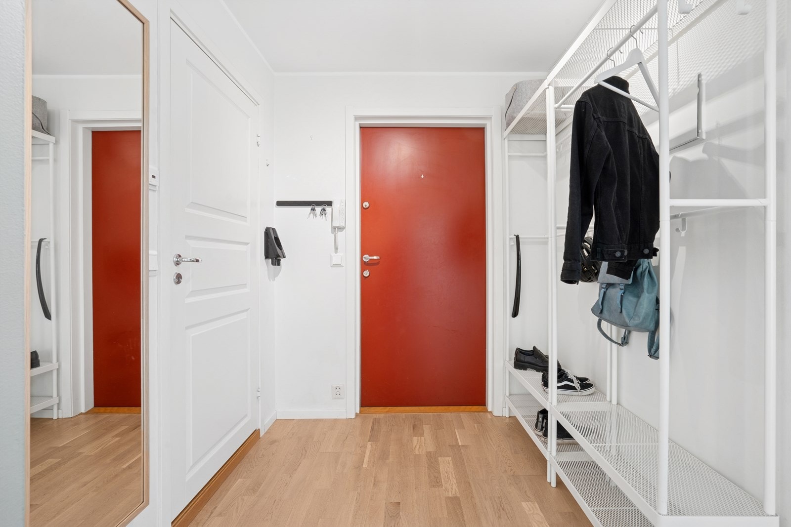 Man ønskes velkommen inn i den I den romslige entréen. Her er det god plass til å sette opp garderobeløsning. Galleribilde