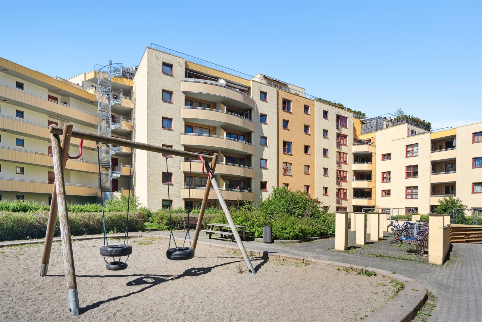 Sameiet har store og pent opparbeidede fellesområder med sittegrupper og lekeplasser. Galleribilde