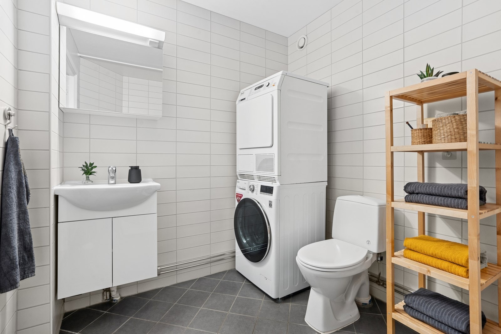 Innredning bestående av servantskap i hvit glatt utførelse med nedfelt servant, overskap med speildør. Innredningen var ny i 2015. Galleribilde