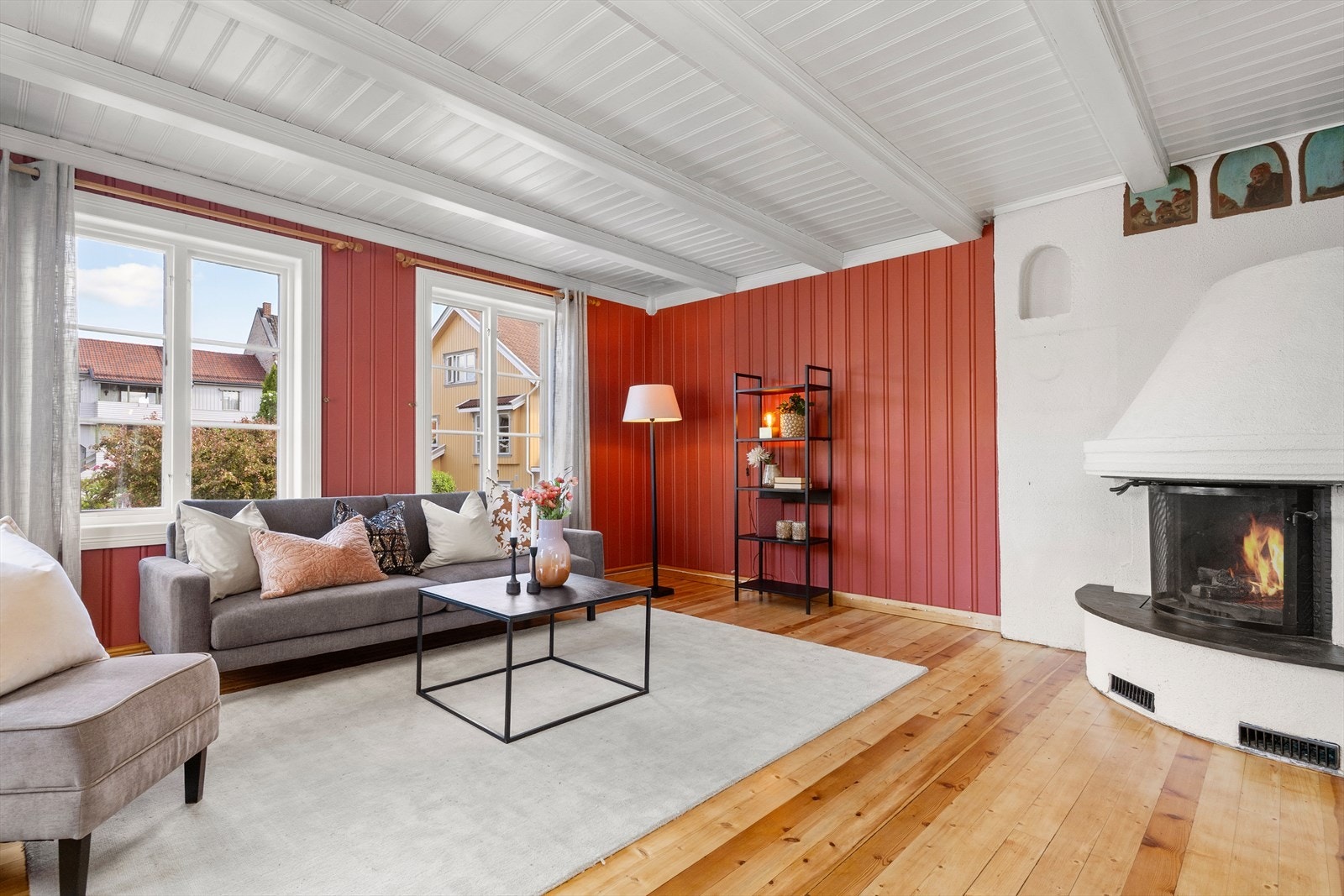 Store vindusflater som slipper inn rikelig med dagslys. Galleribilde