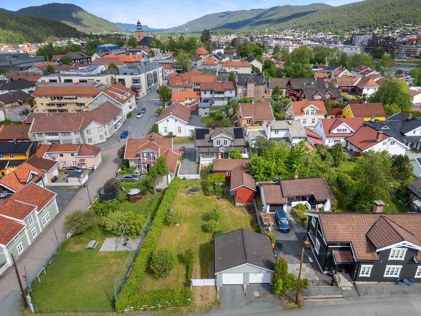 Eiendommen ligger fint til på vestsiden av Kongsberg sentrum med kort avstand til sentrums fasiliteter, Kongsberg Teknologipark, skoler, barnehage og Høyskolen/Krona Galleribilde