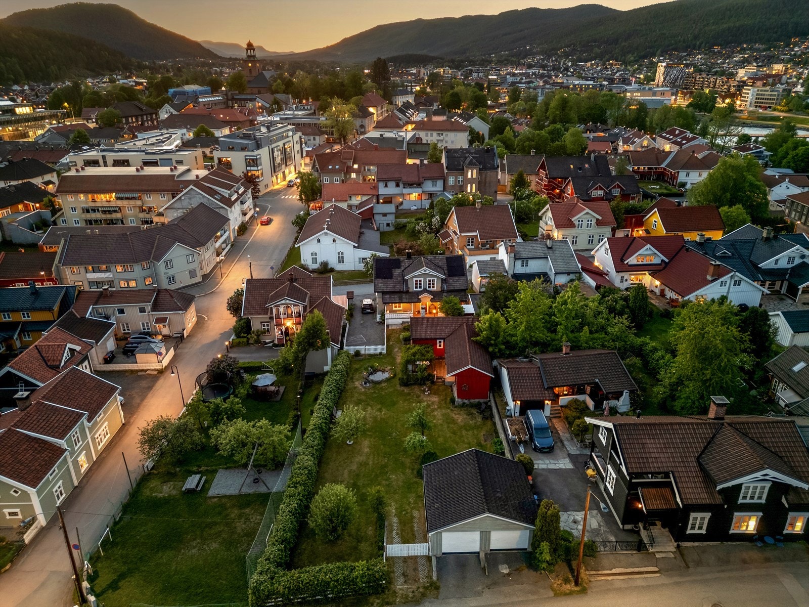 Eiendommen ligger sentralt plassert på vestsida i tilbaketrukket område. Galleribilde