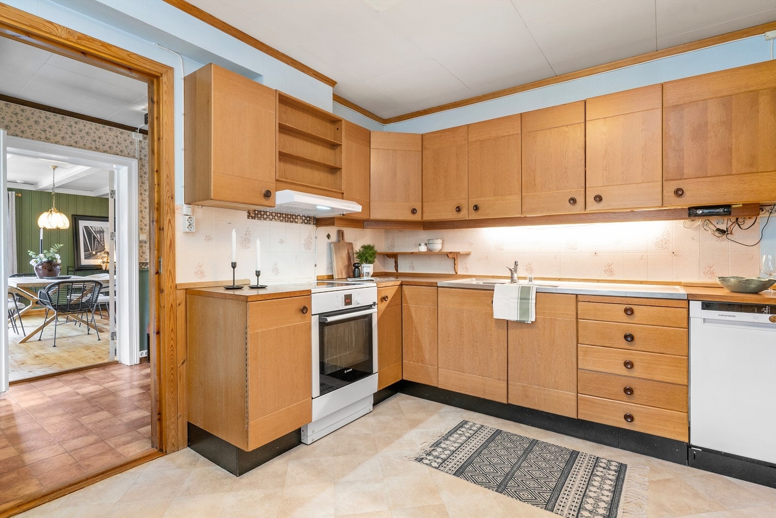 Kjøkkenet er fra ukjent alder. Antas 70-80 tallet. Galleribilde