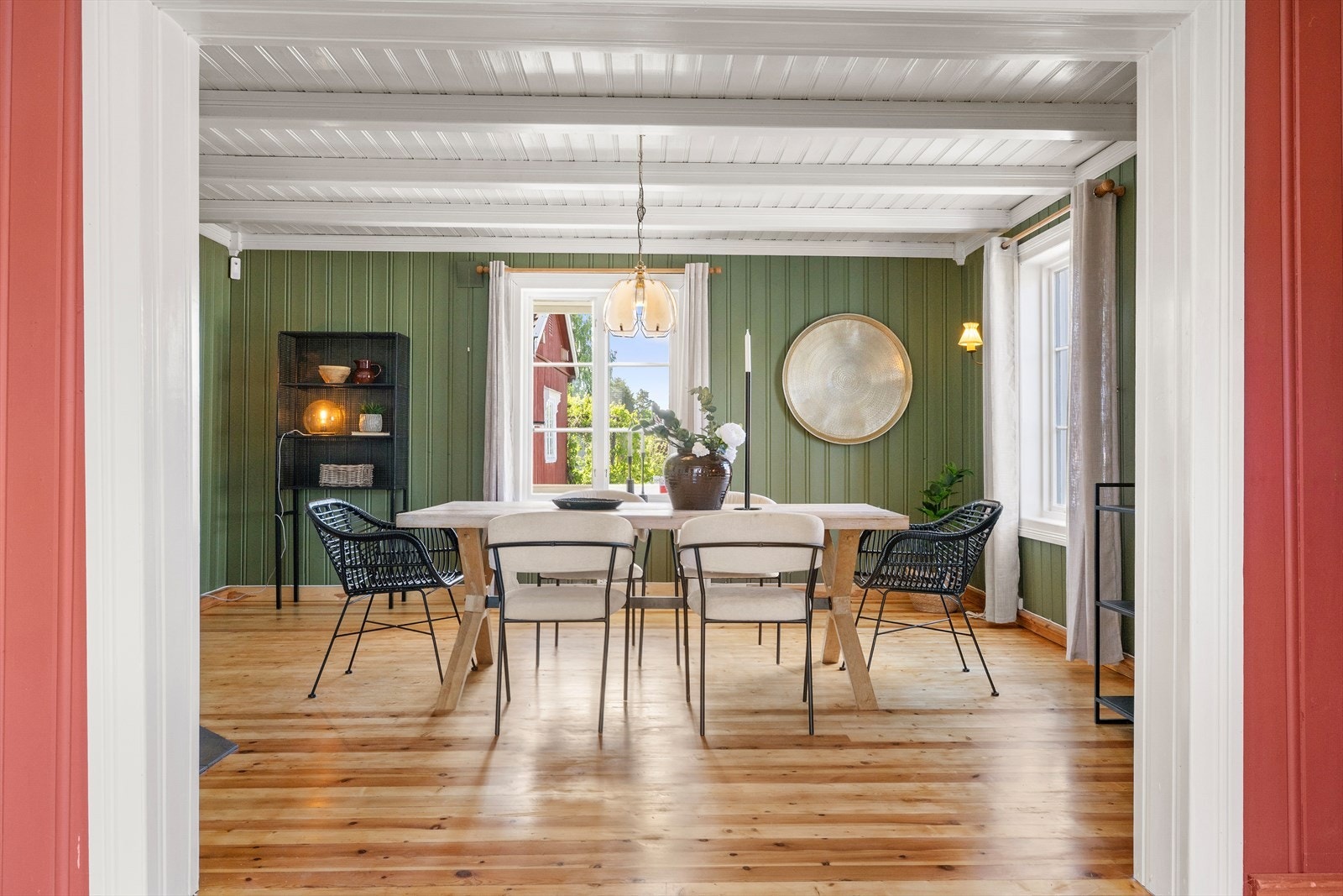 Stue har åpent inn mot spisestue. I spisestue er det god plass til spisebord. Galleribilde