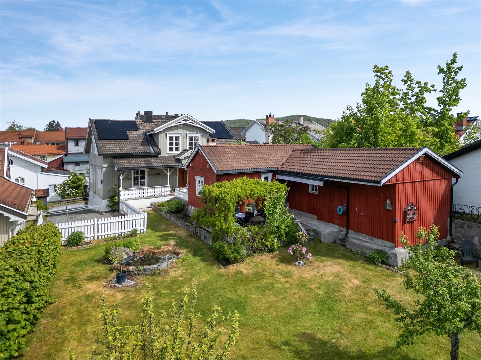 Eiendommen har en pent opparbeidet hage. Galleribilde
