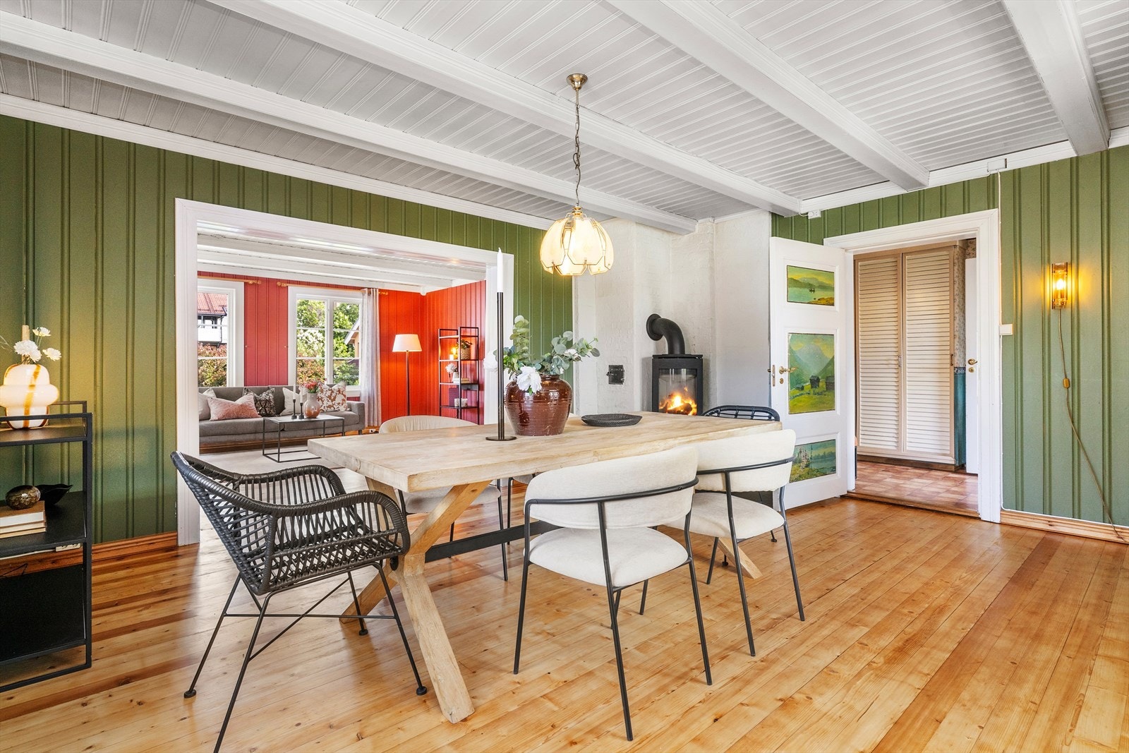 I spisestue er det installert peis. Galleribilde