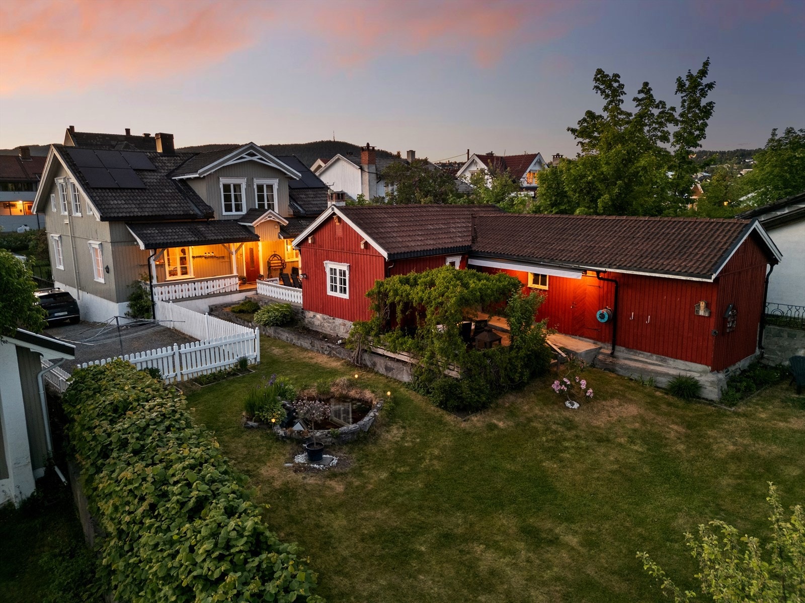 Eiendommen består av hel tomannsbolig, uthus og dobbeltgarasje. Galleribilde