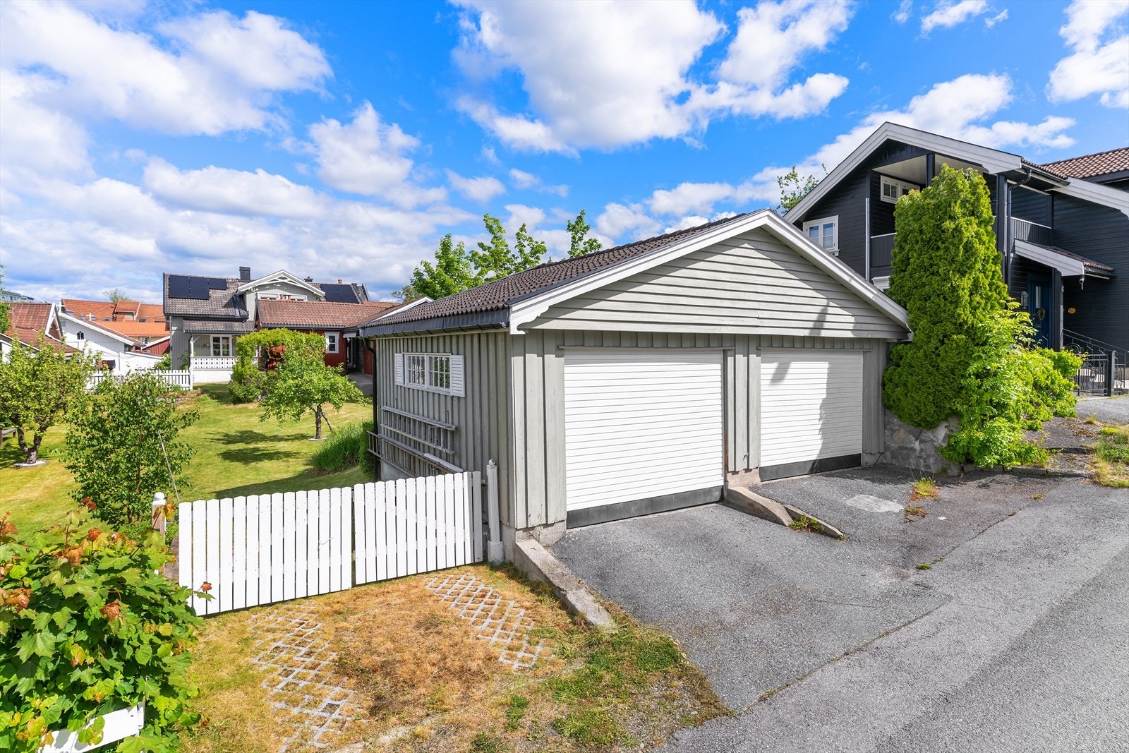 Dobbeltgarasje med god plass til parkering. Galleribilde