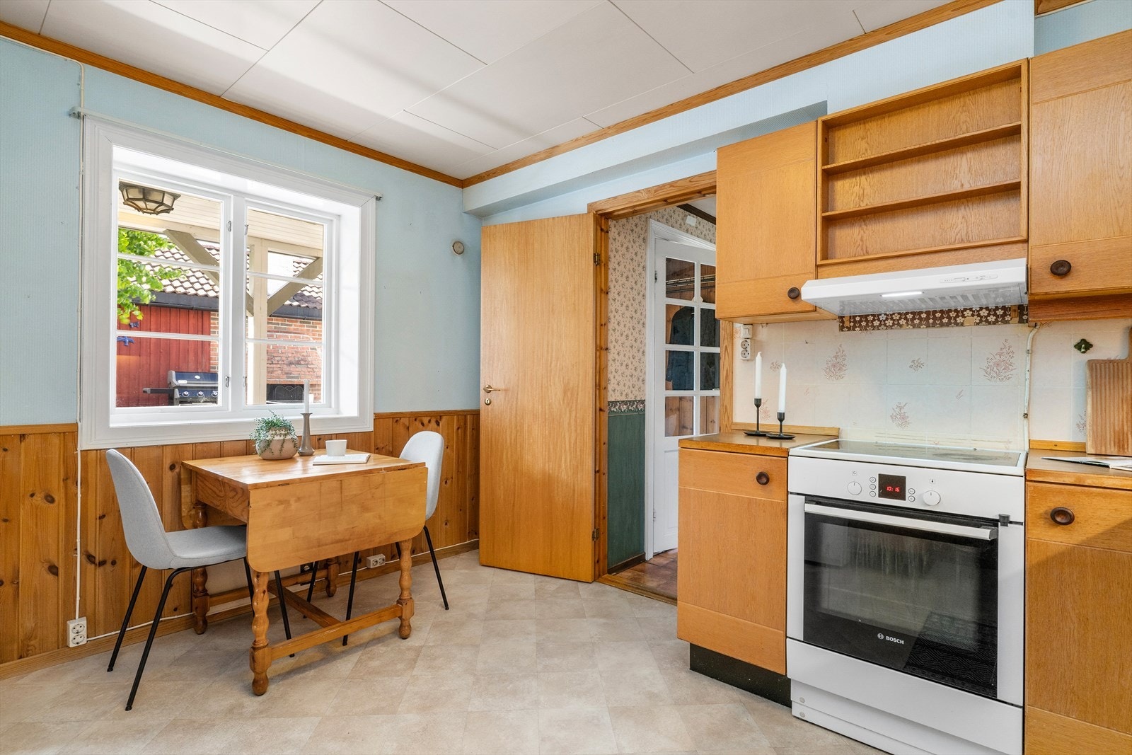 Kjøkkeninnredningen har glatte fronter, laminert benkeplate, vaskekum i stål, komfyr, ventilator, oppvaskmaskin og kjøl/frys. På kjøkkenet er det også god plass til spisebord. Galleribilde