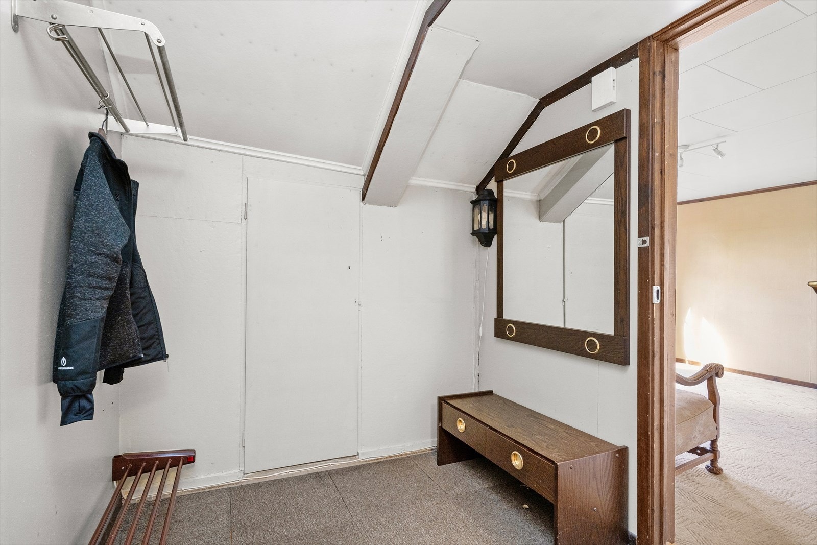 Gang med plass til å henge fra seg yttertøy. Galleribilde