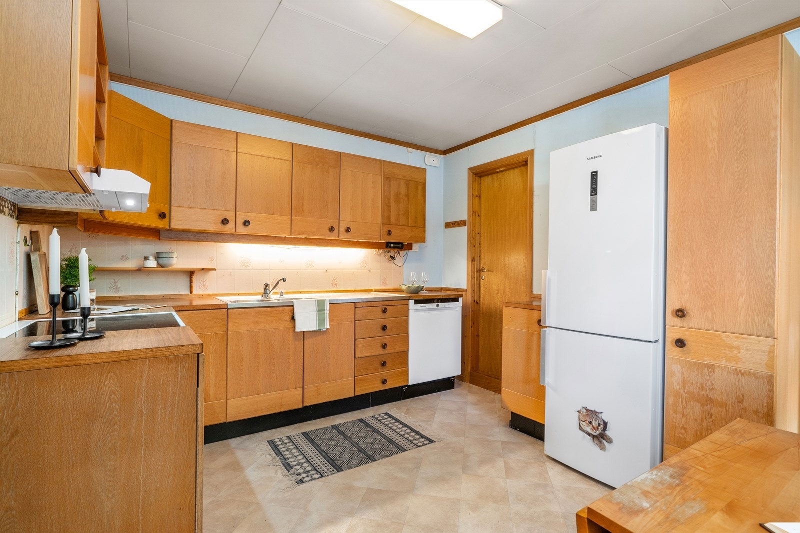 Himling er belagt med takessplater, vegger er belagt med panel og tapet og gulv er belagt med belegg. Galleribilde