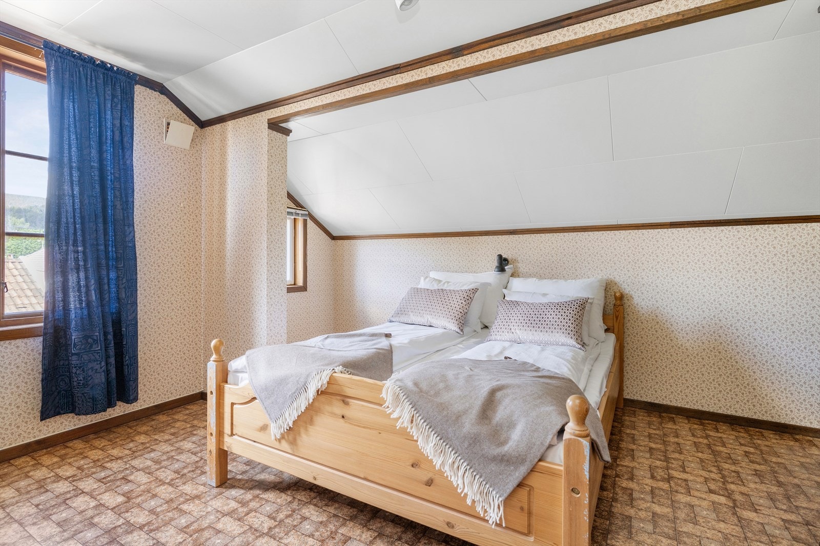 Soverom med god plass til dobbeltseng. Galleribilde